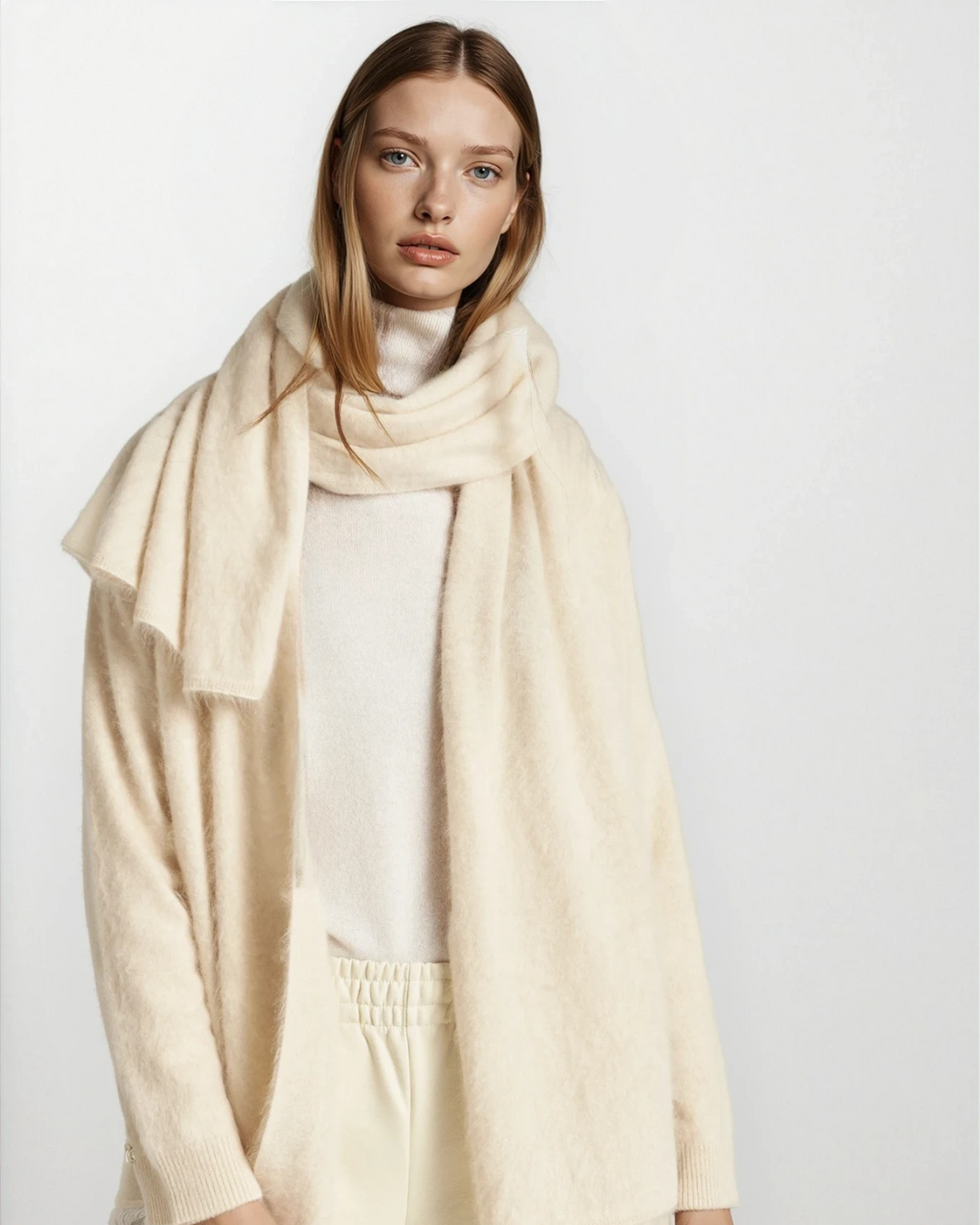 Brushed Cashmere Scarf in Porcelaine White