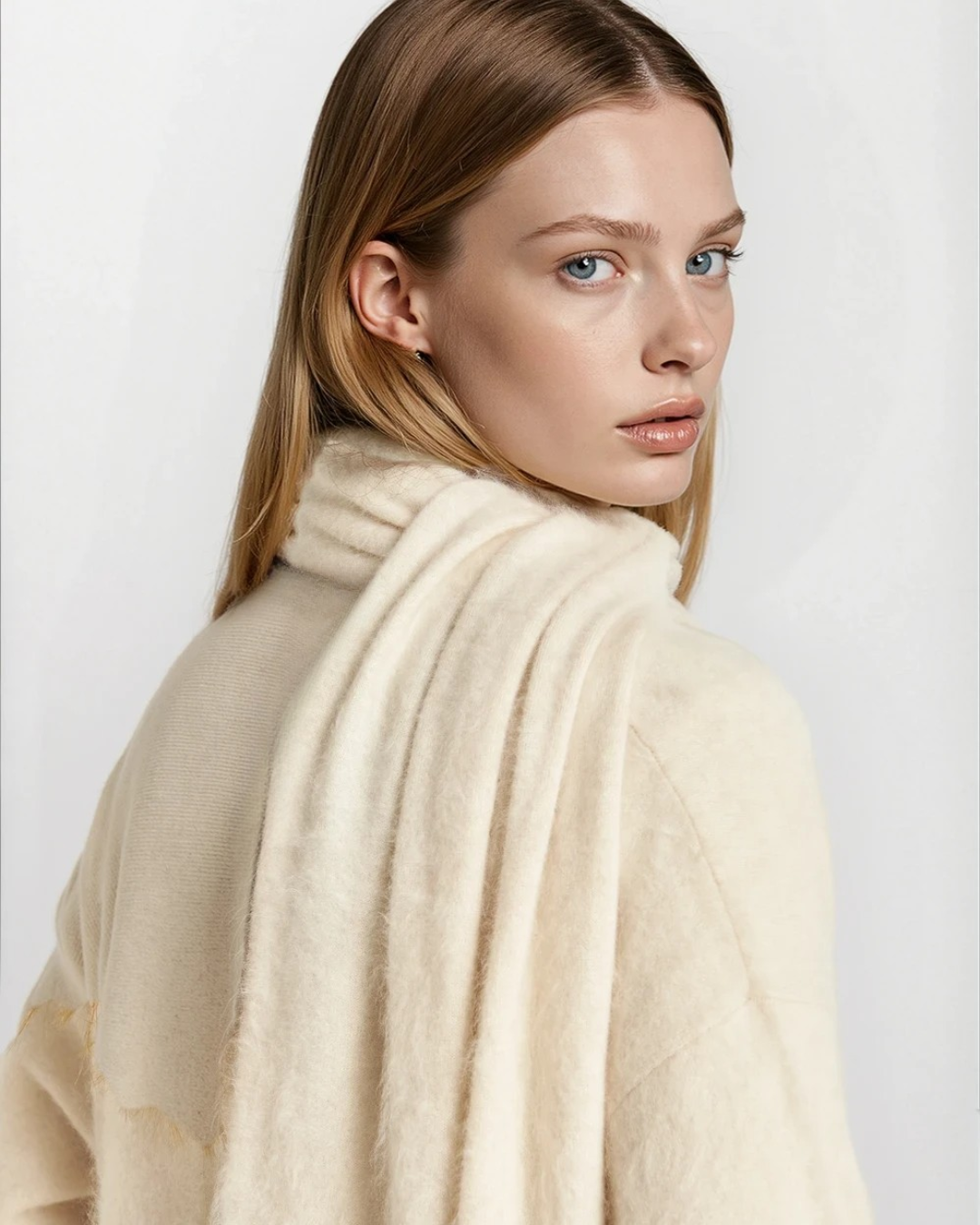 Brushed Cashmere Scarf in Porcelaine White