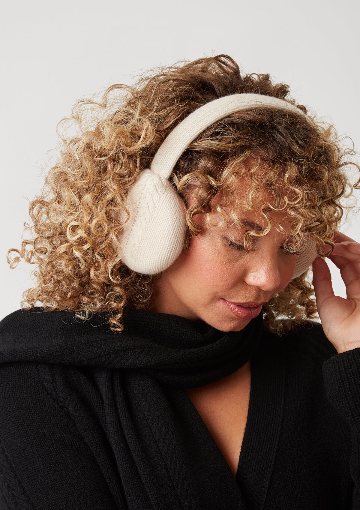 The Luxe Cashmere Earmuffs in Feather