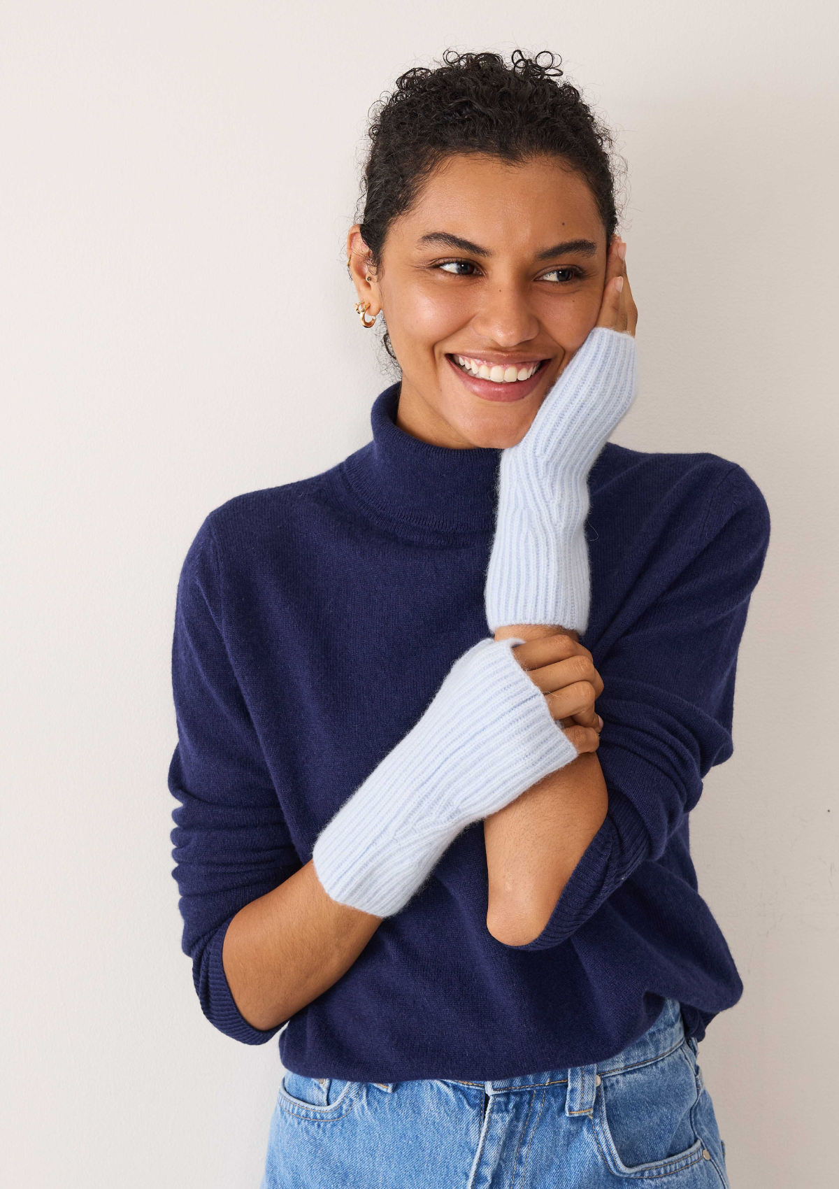 Cashmere Mitt in Whisper Blue