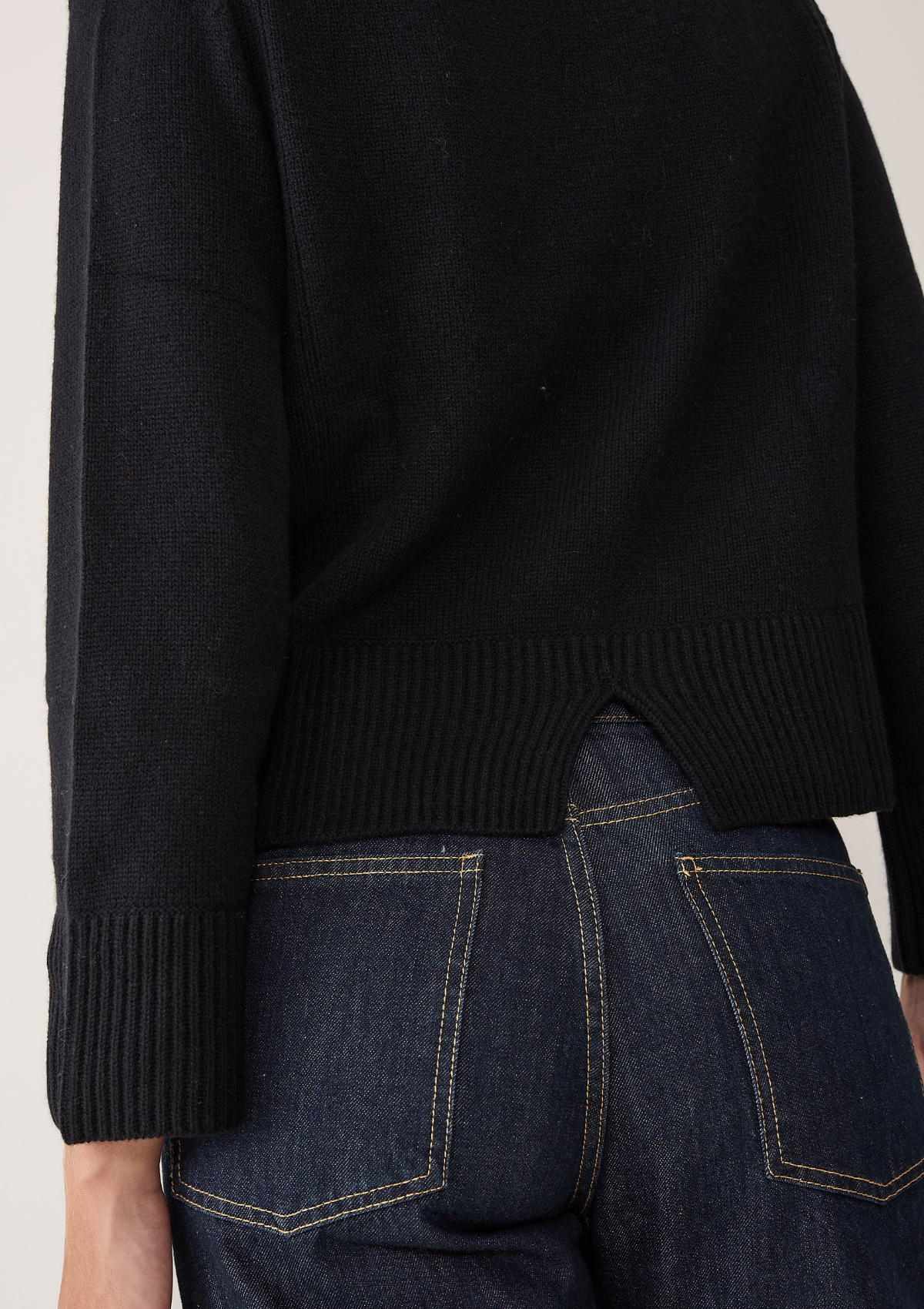 Cropped Cashmere Sweatshirt in Black