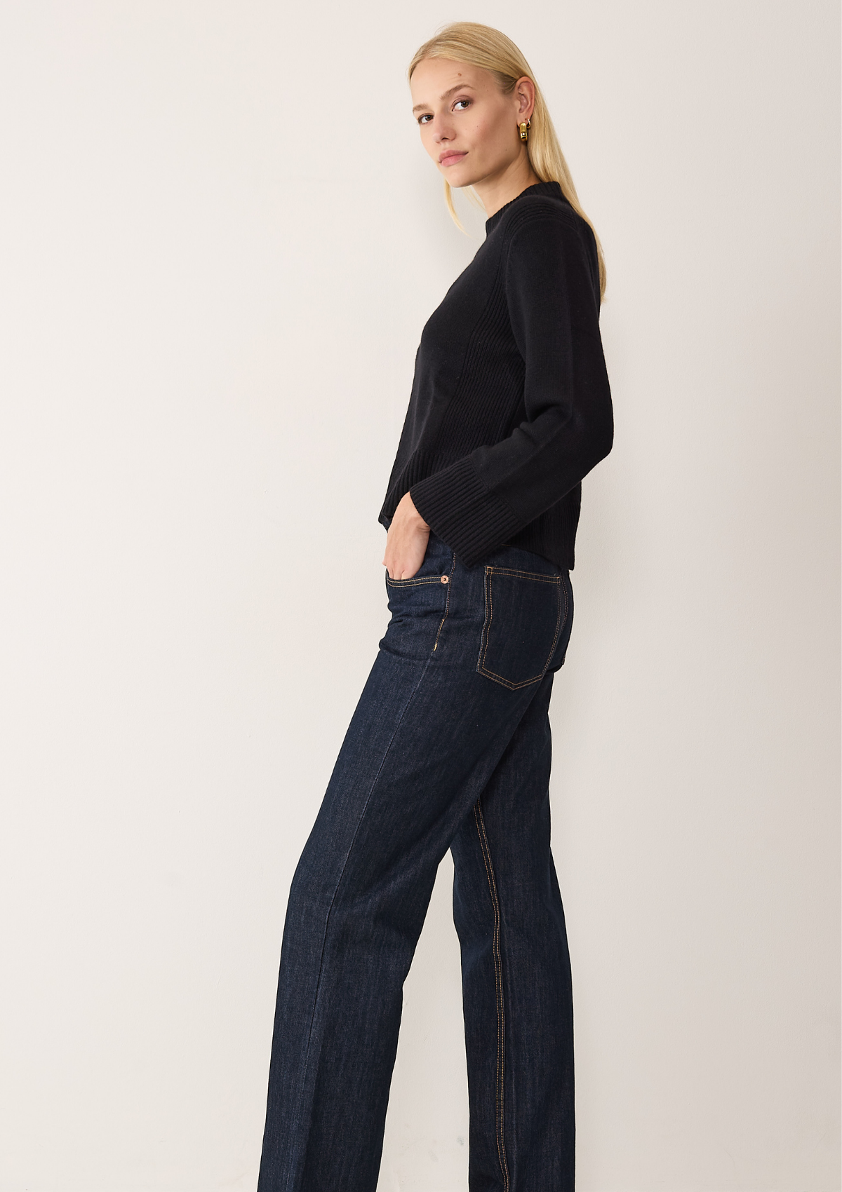 Cropped Cashmere Sweatshirt in Black