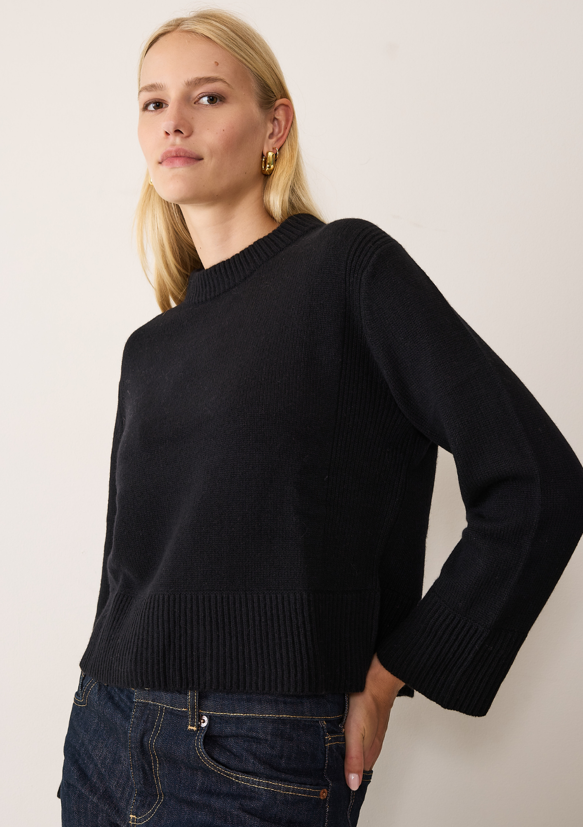 Cropped Cashmere Sweatshirt in Black