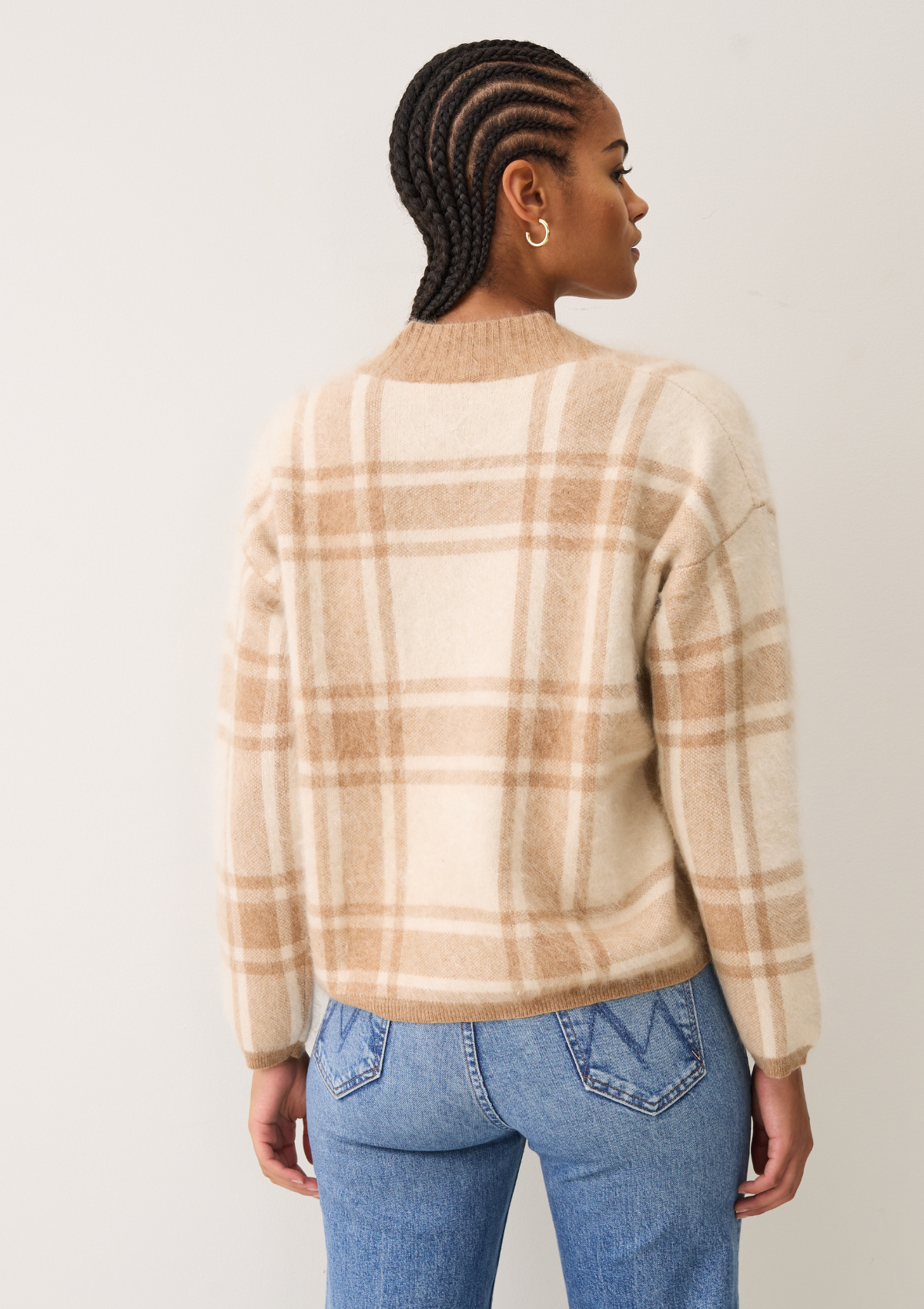 Brushed Checked Sweater in Porcelaine White & Woodcarving Brown