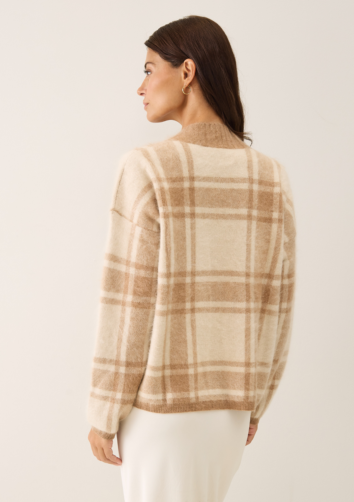 Brushed Checked Sweater in Porcelaine White & Woodcarving Brown