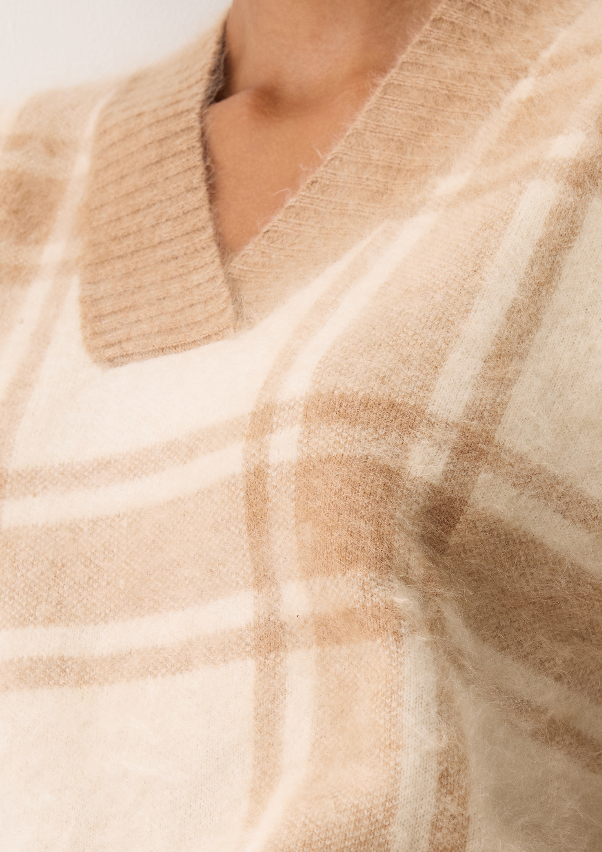 Brushed Checked Sweater in Porcelaine White & Woodcarving Brown