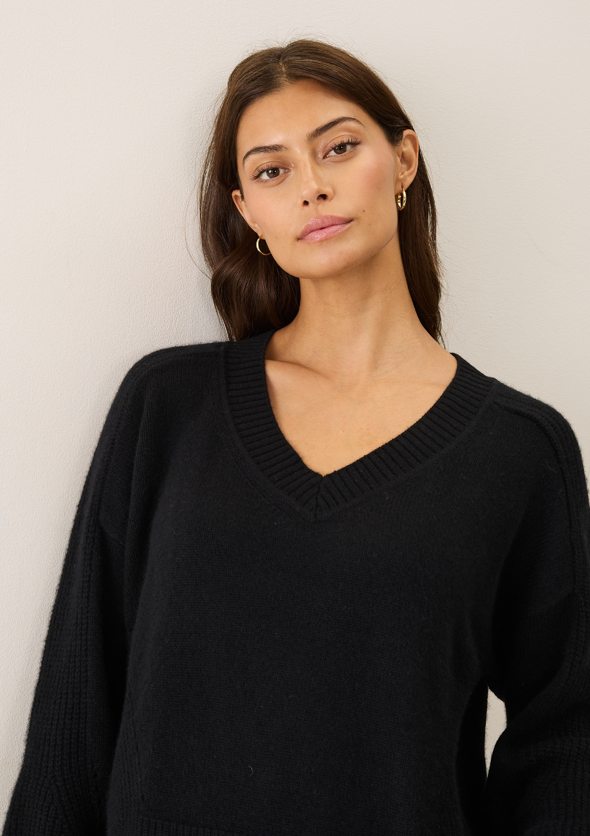 V-Neck Lofty Sweatshirt in Black