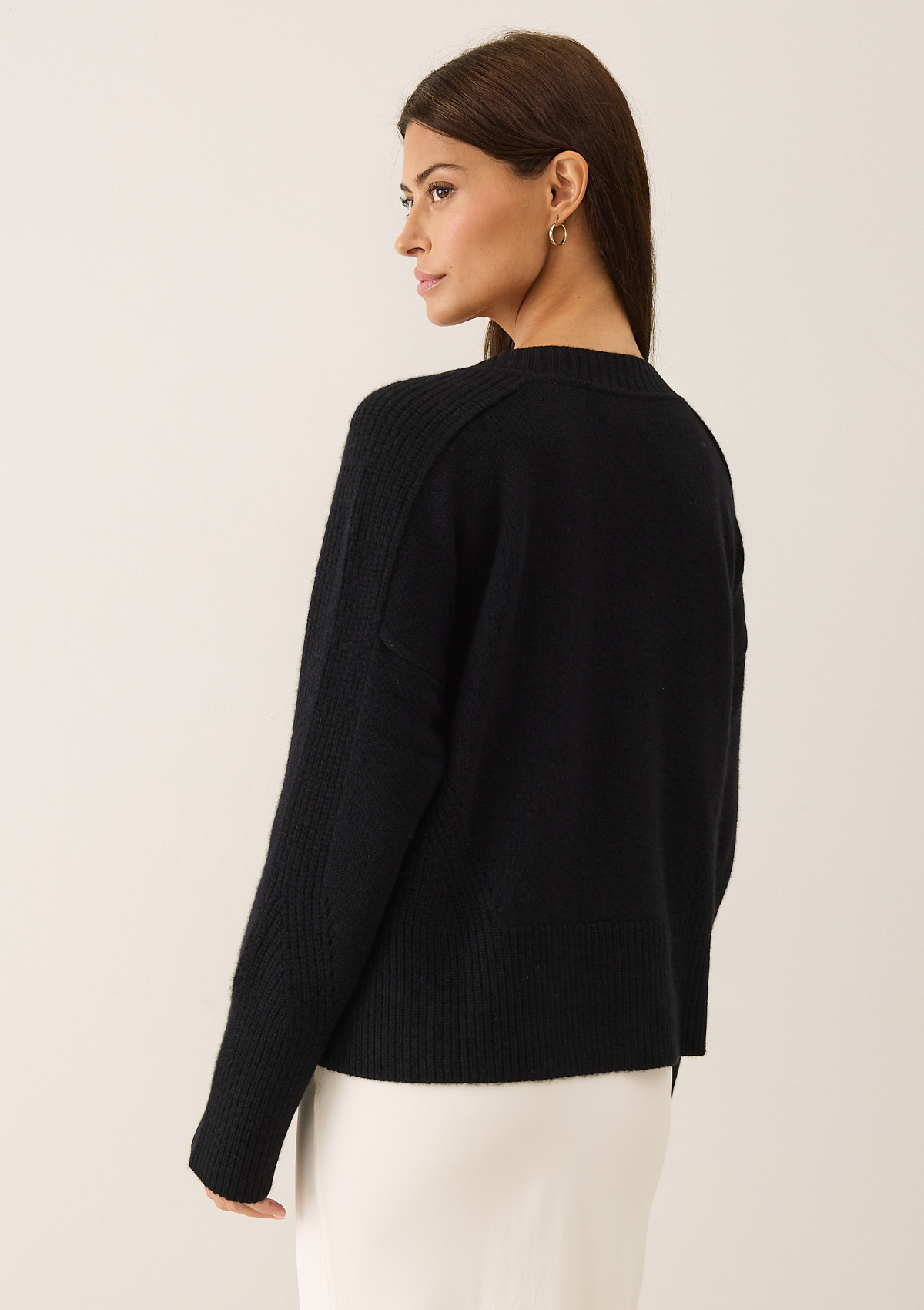 V-Neck Lofty Sweatshirt in Black