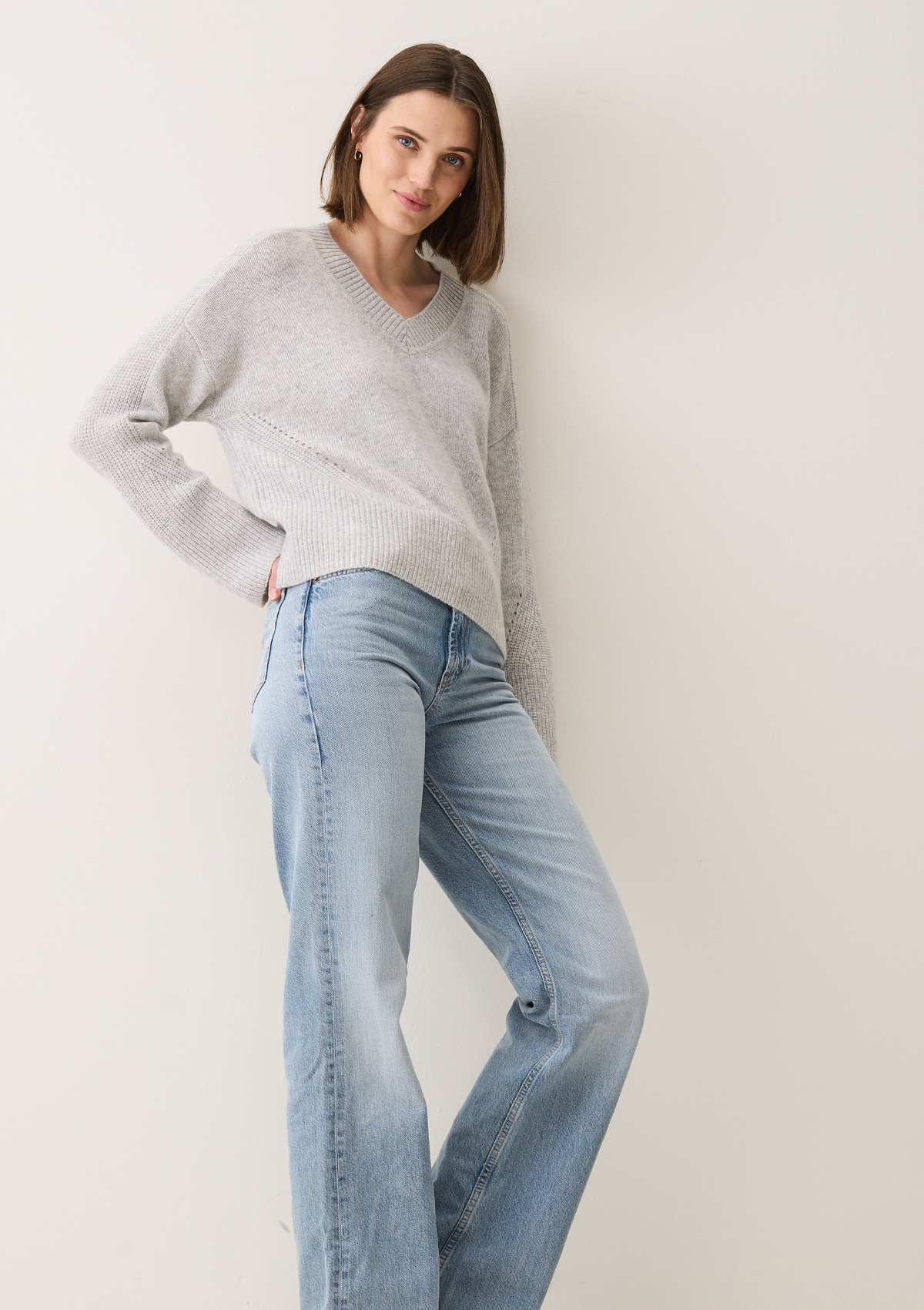 V-Neck Lofty Sweatshirt in Foggy Grey