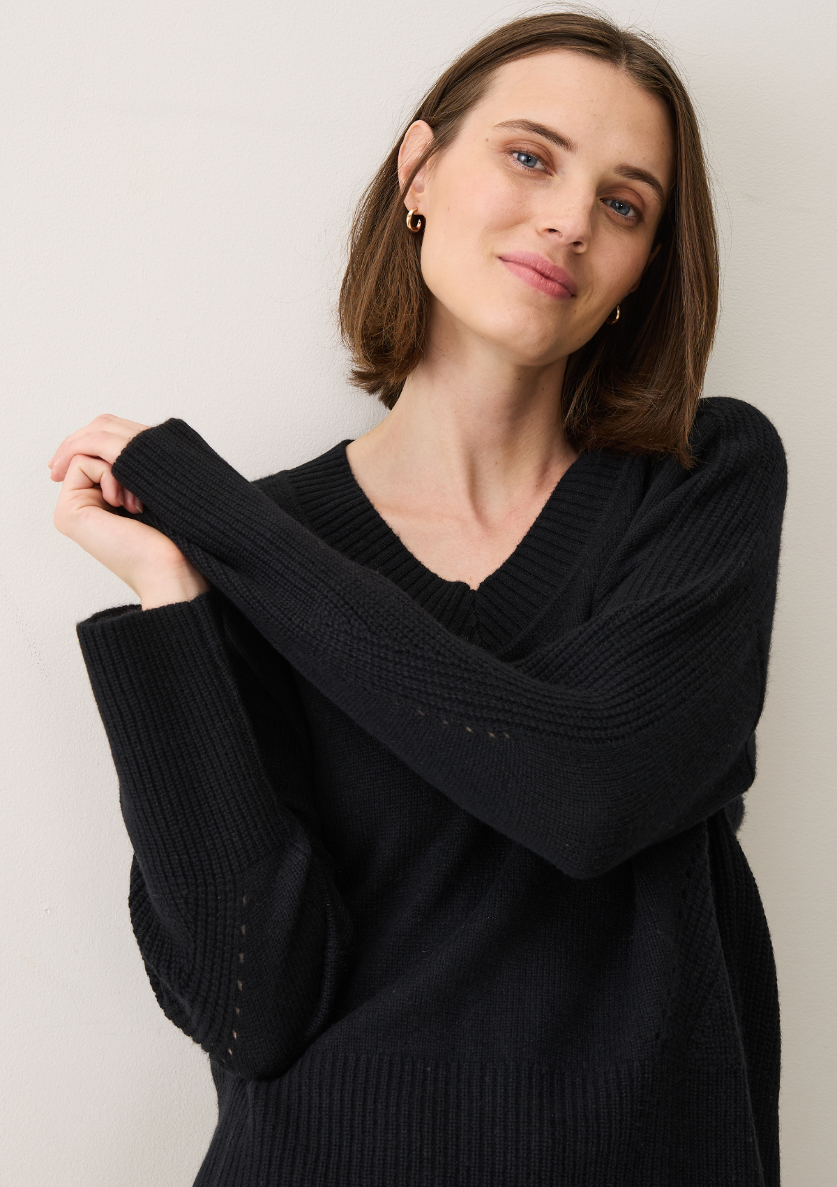 V-Neck Lofty Sweatshirt in Black