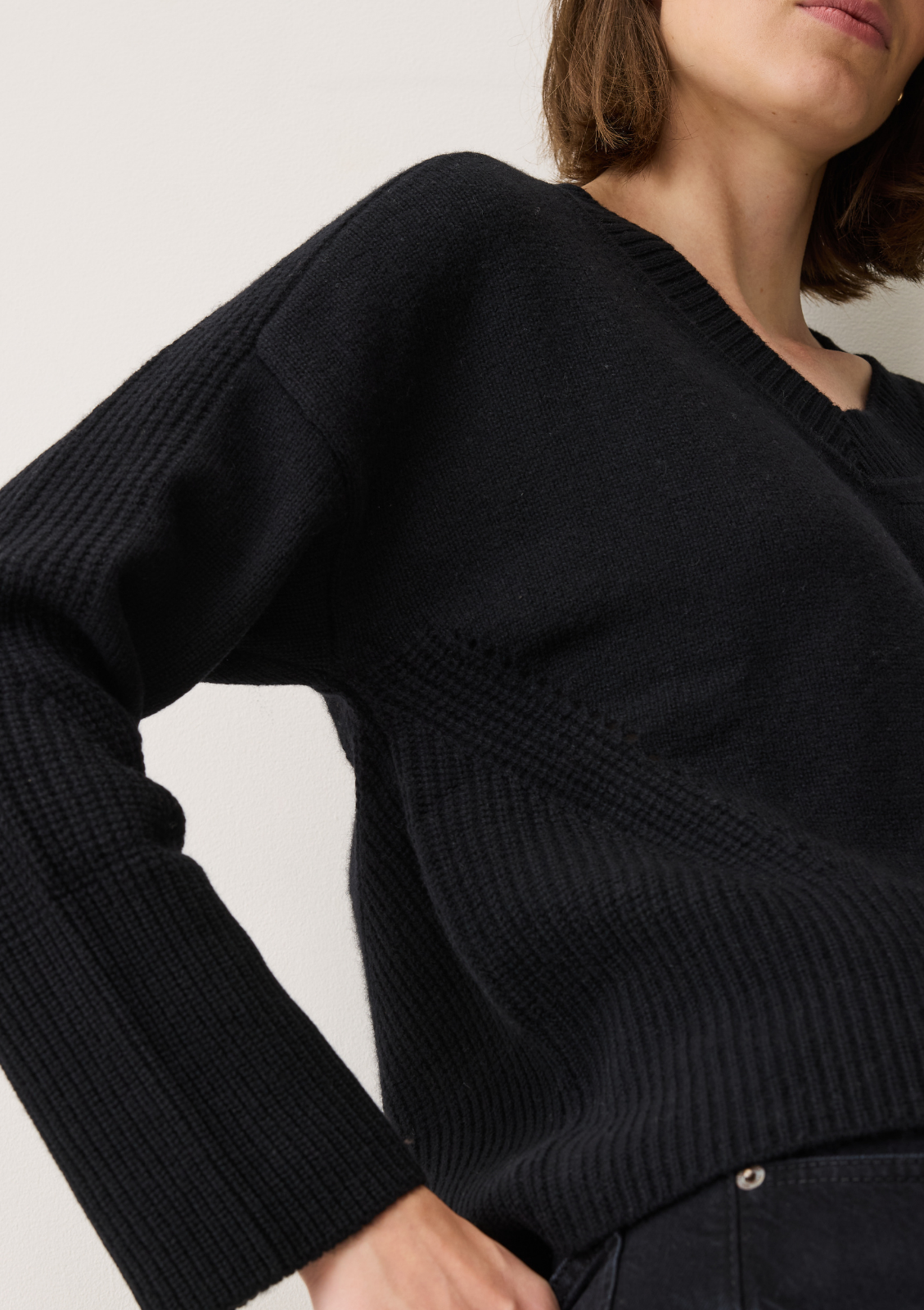 V-Neck Lofty Sweatshirt in Black