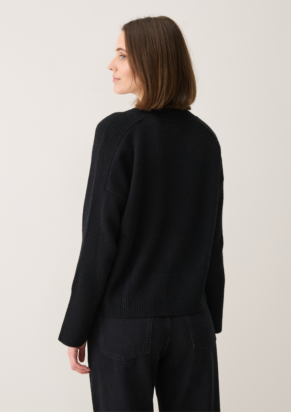 V-Neck Lofty Sweatshirt in Black