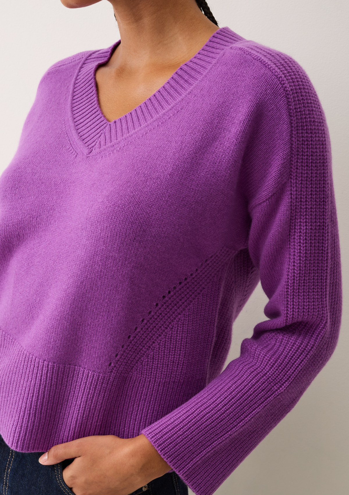 V-Neck Lofty Sweatshirt in Vibration Purple