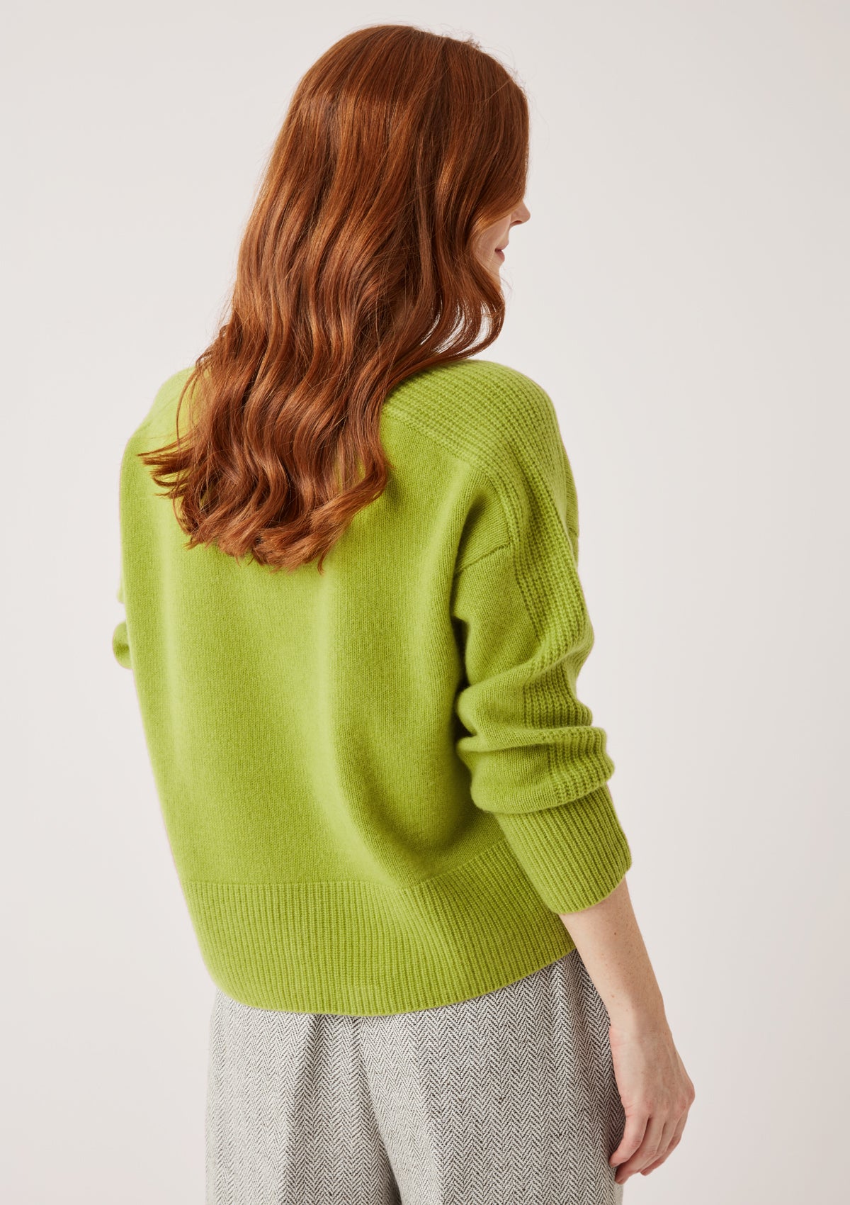 V Neck Lofty Sweatshirt in Pear Green