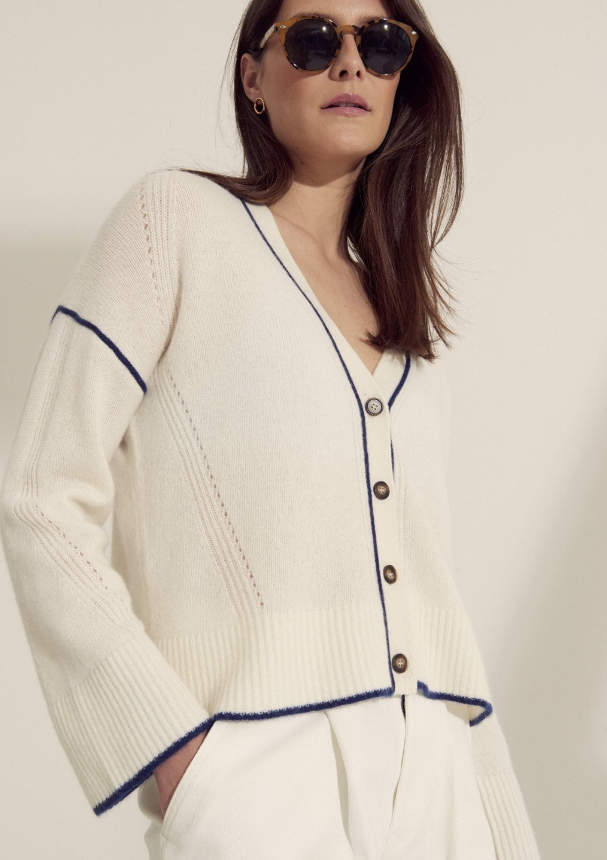 Lofty Cashmere Cardigan in Snow/Midnight