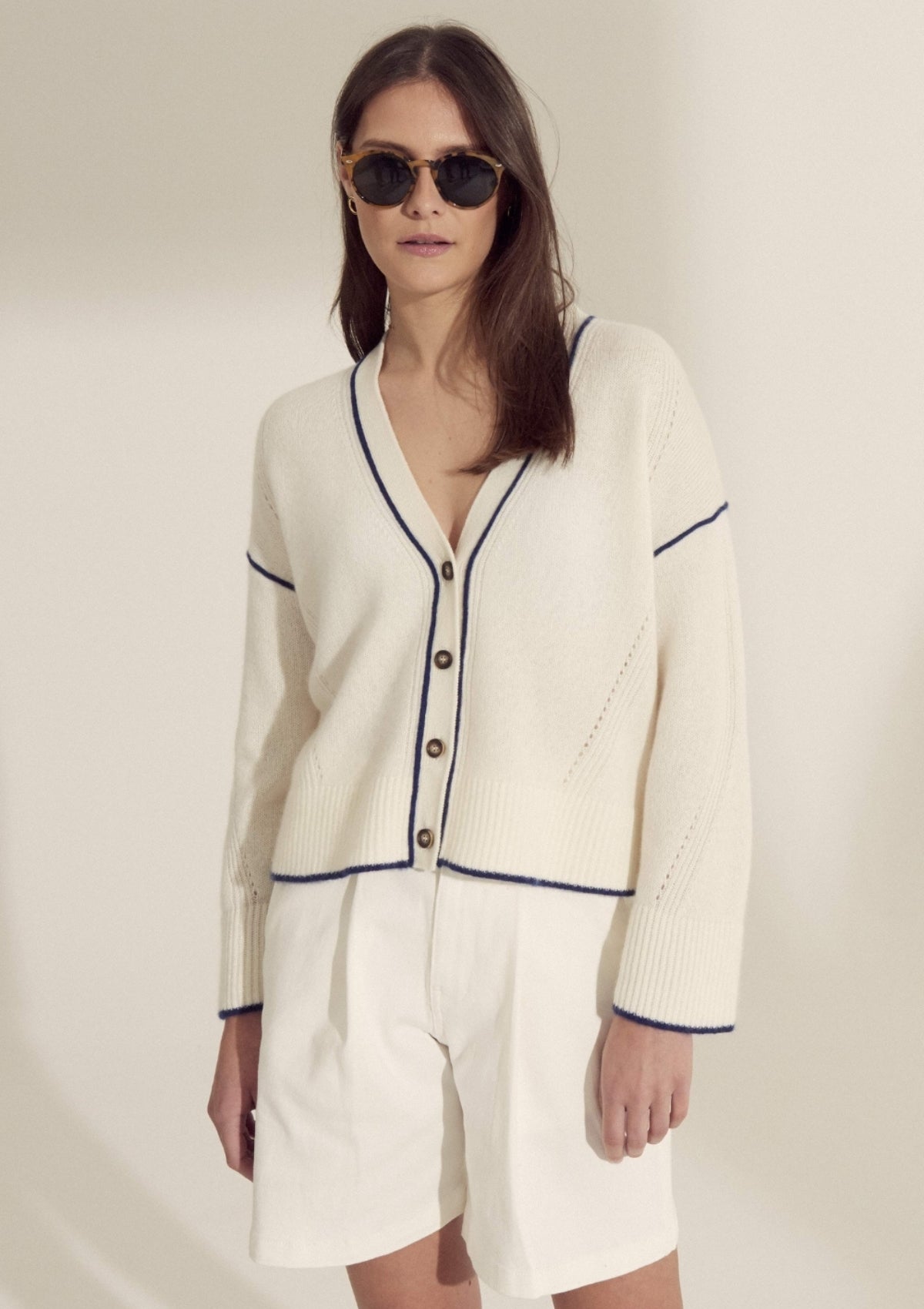 Lofty Cashmere Cardigan in Snow/Midnight