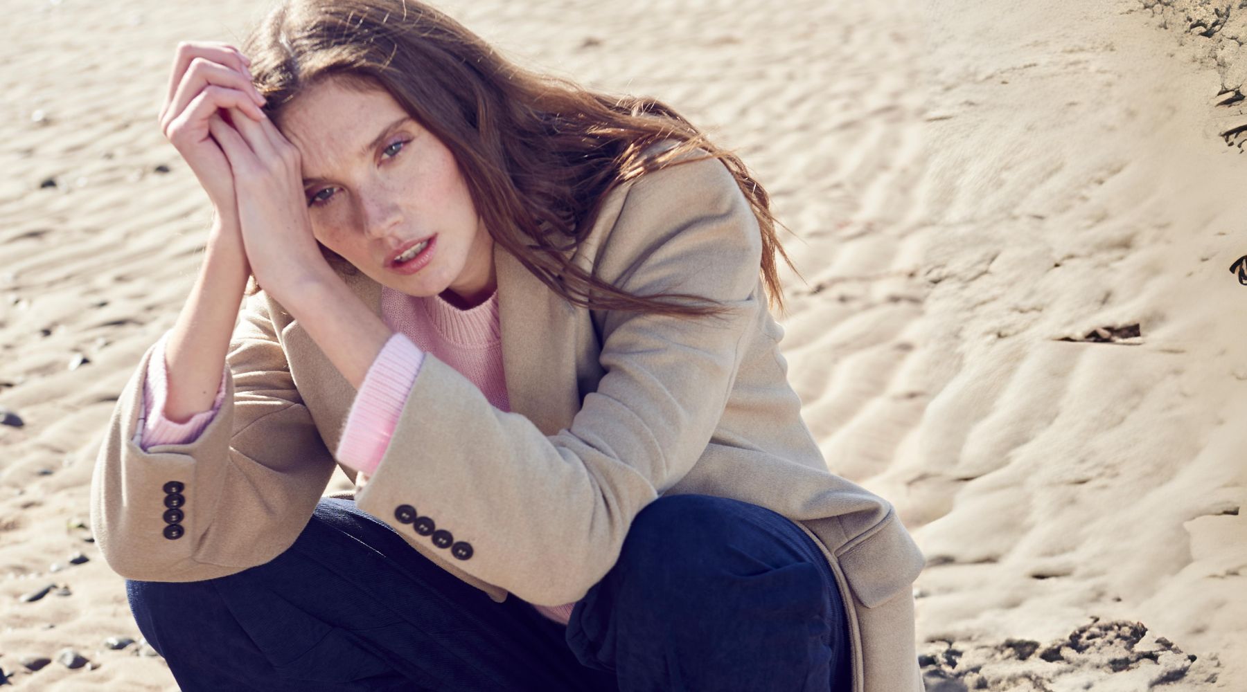 The Cashmere Sweatshirt: A Style For All Seasons