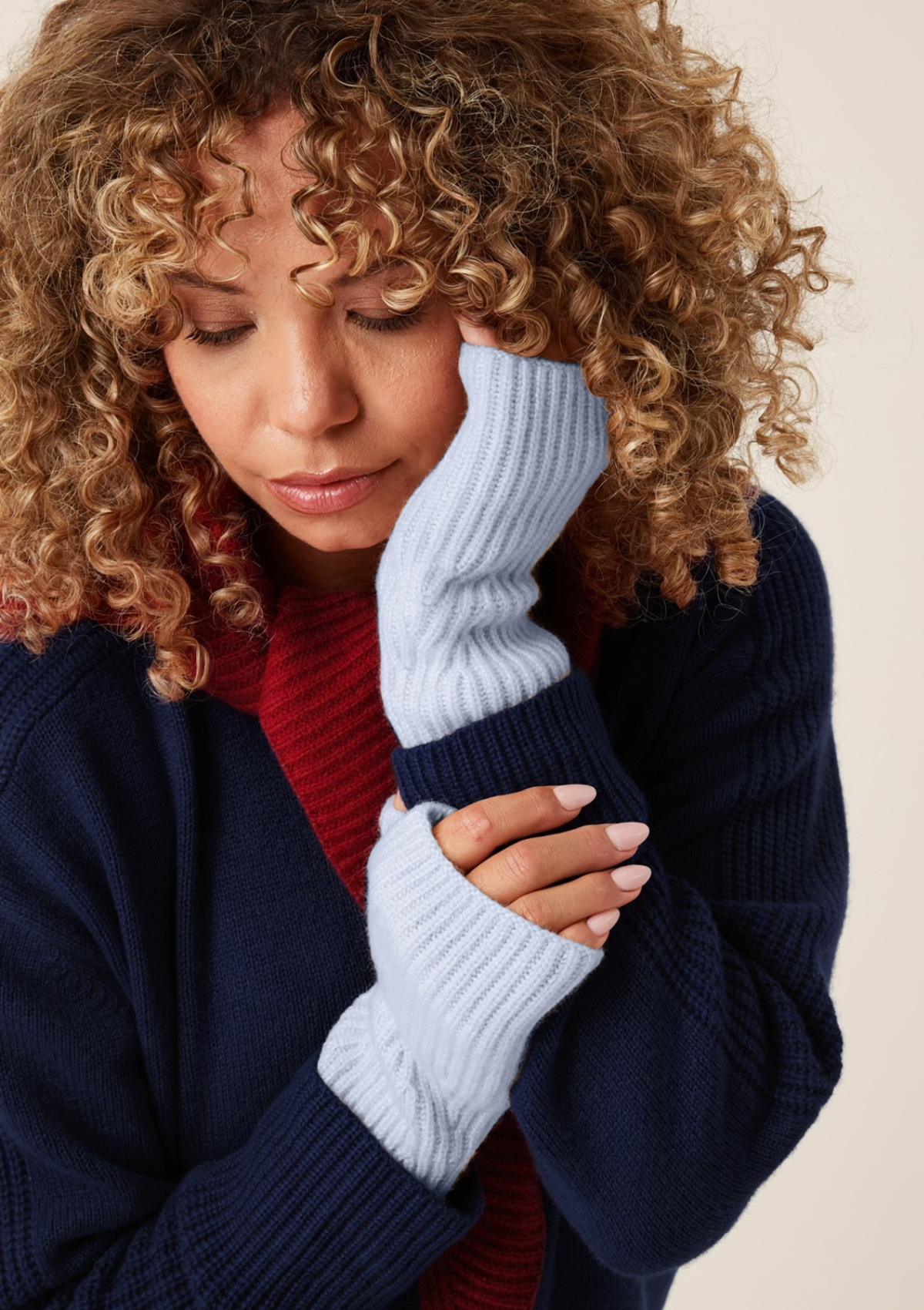 Cashmere Mitt in Whisper Blue