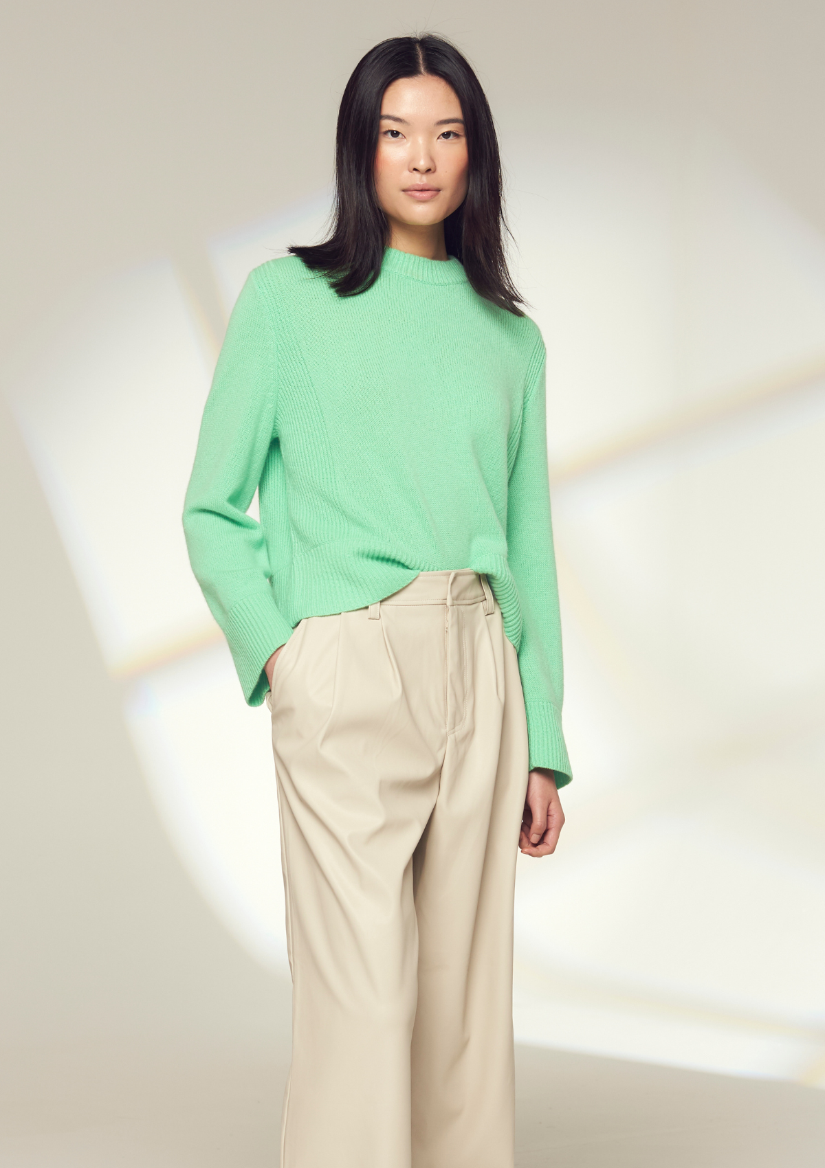 Cropped Cashmere Sweatshirt in Apple Green