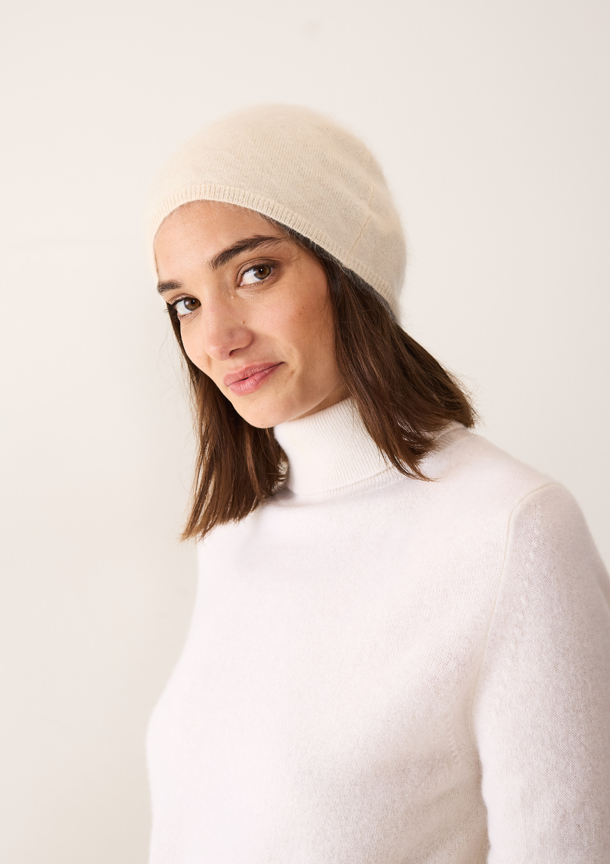 Brushed Cashmere Hat in Porcelaine White