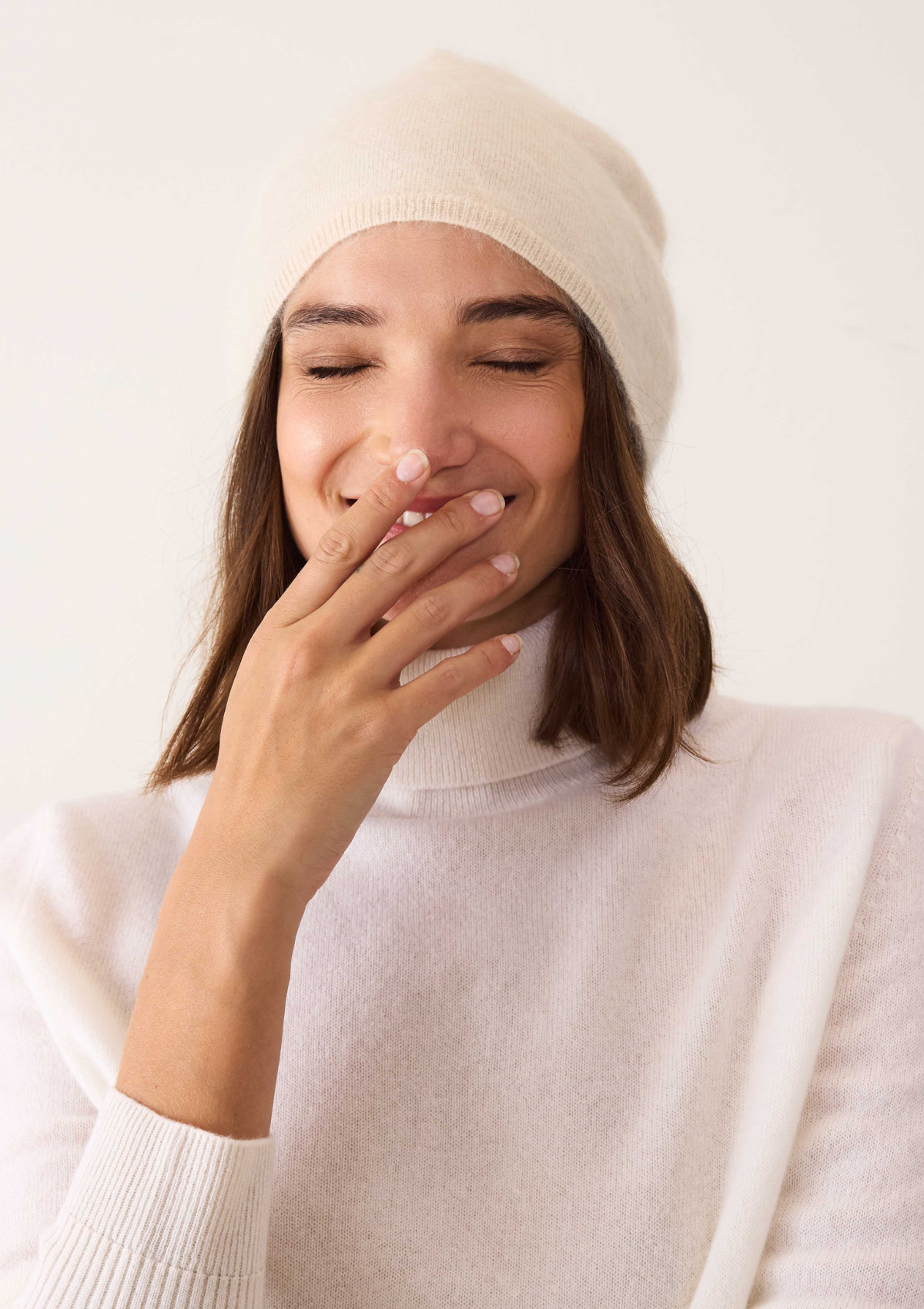 Brushed Cashmere Hat in Porcelaine White