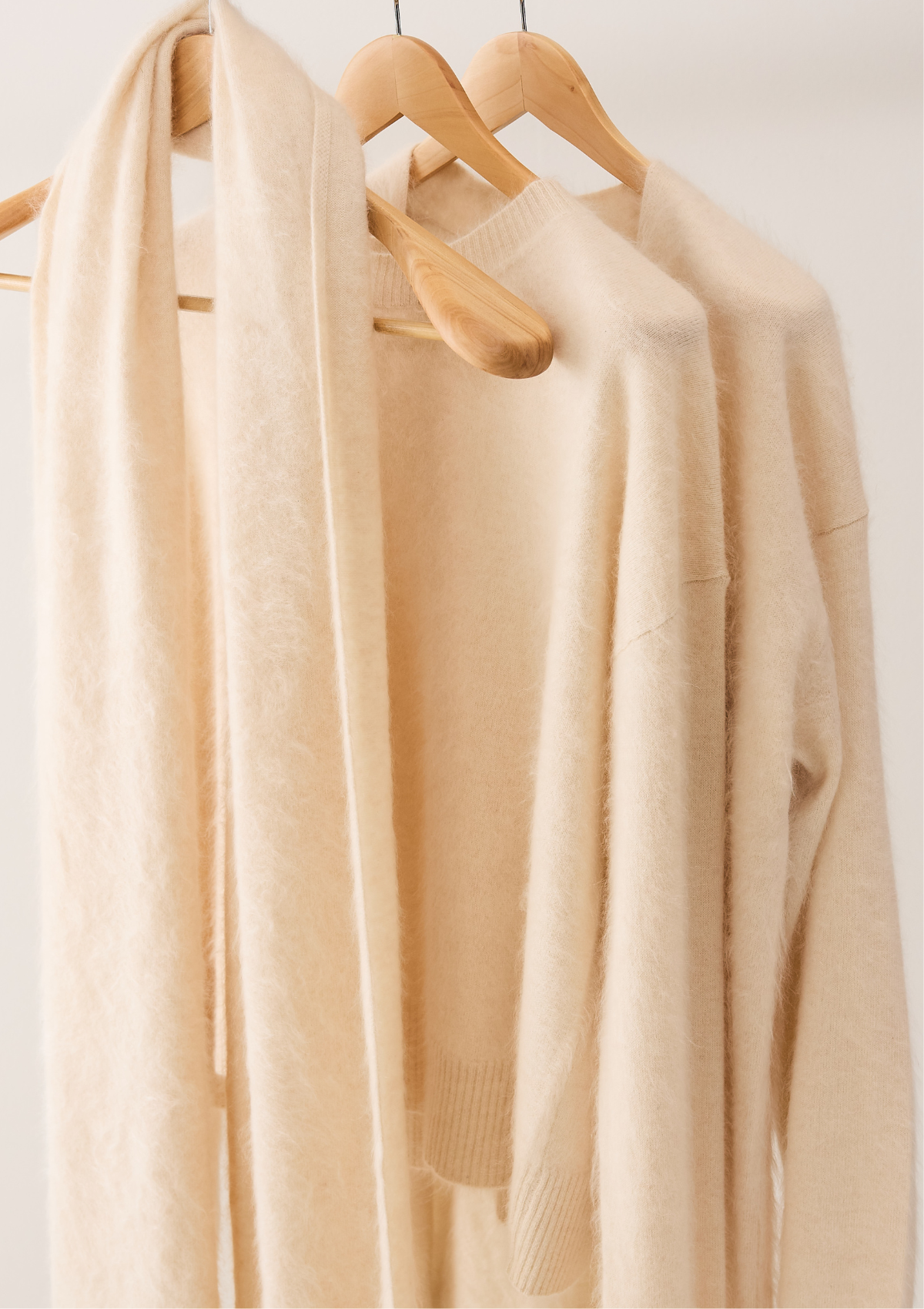 Brushed Cashmere Scarf in Porcelaine White