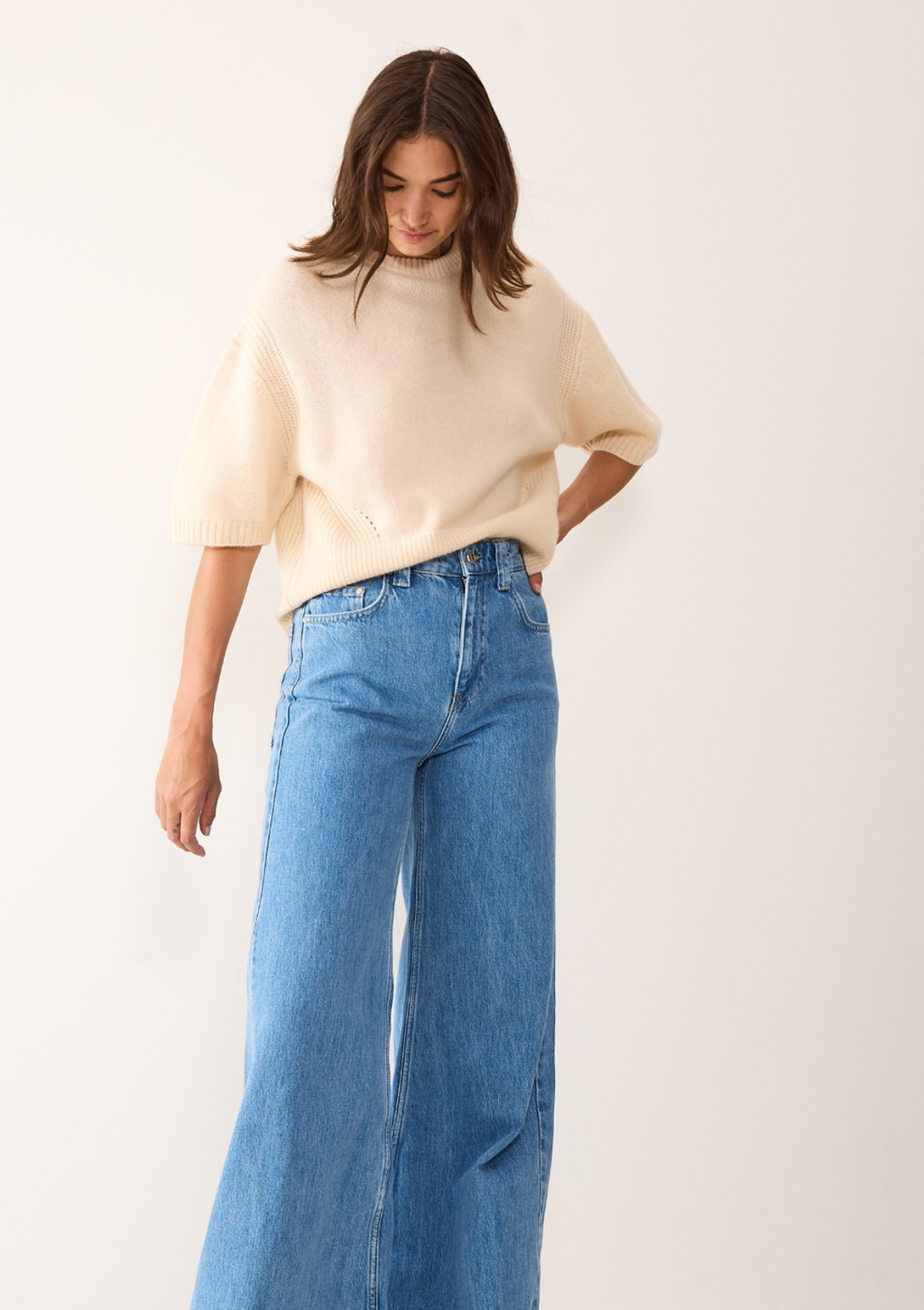 Ribbed Detail Lofty Cashmere Short-Sleeved Sweater in Latte