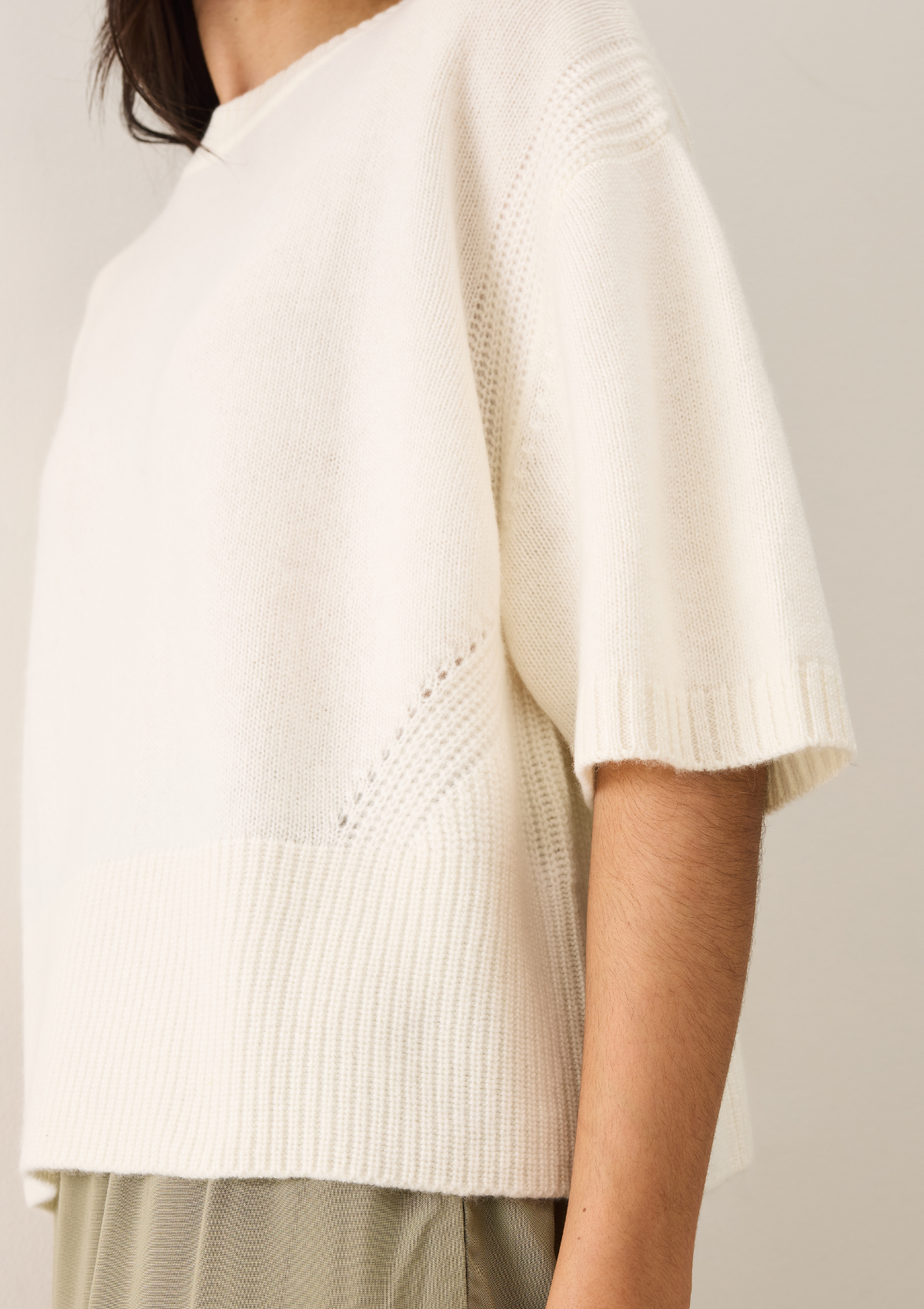 Ribbed Detail Lofty Cashmere Short-Sleeved Sweater in Snow White