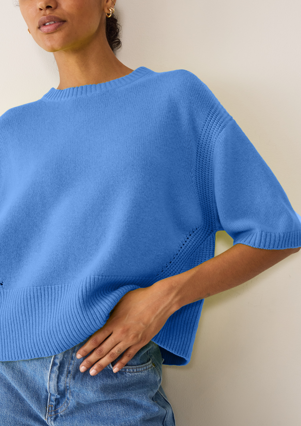 Ribbed Detail Lofty Cashmere Short-Sleeved Sweater in Cornflower Blue