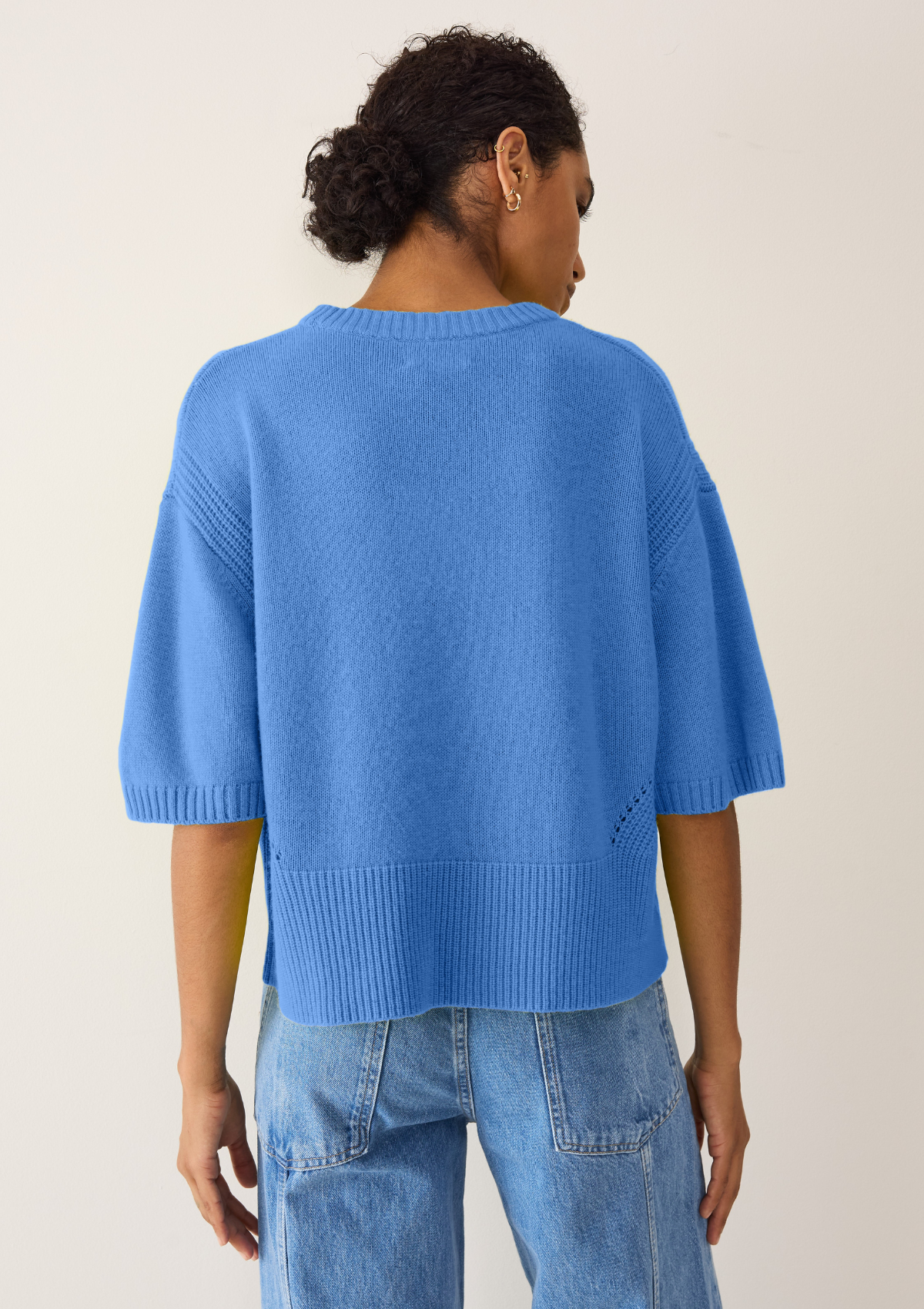 Ribbed Detail Lofty Cashmere Short-Sleeved Sweater in Cornflower Blue
