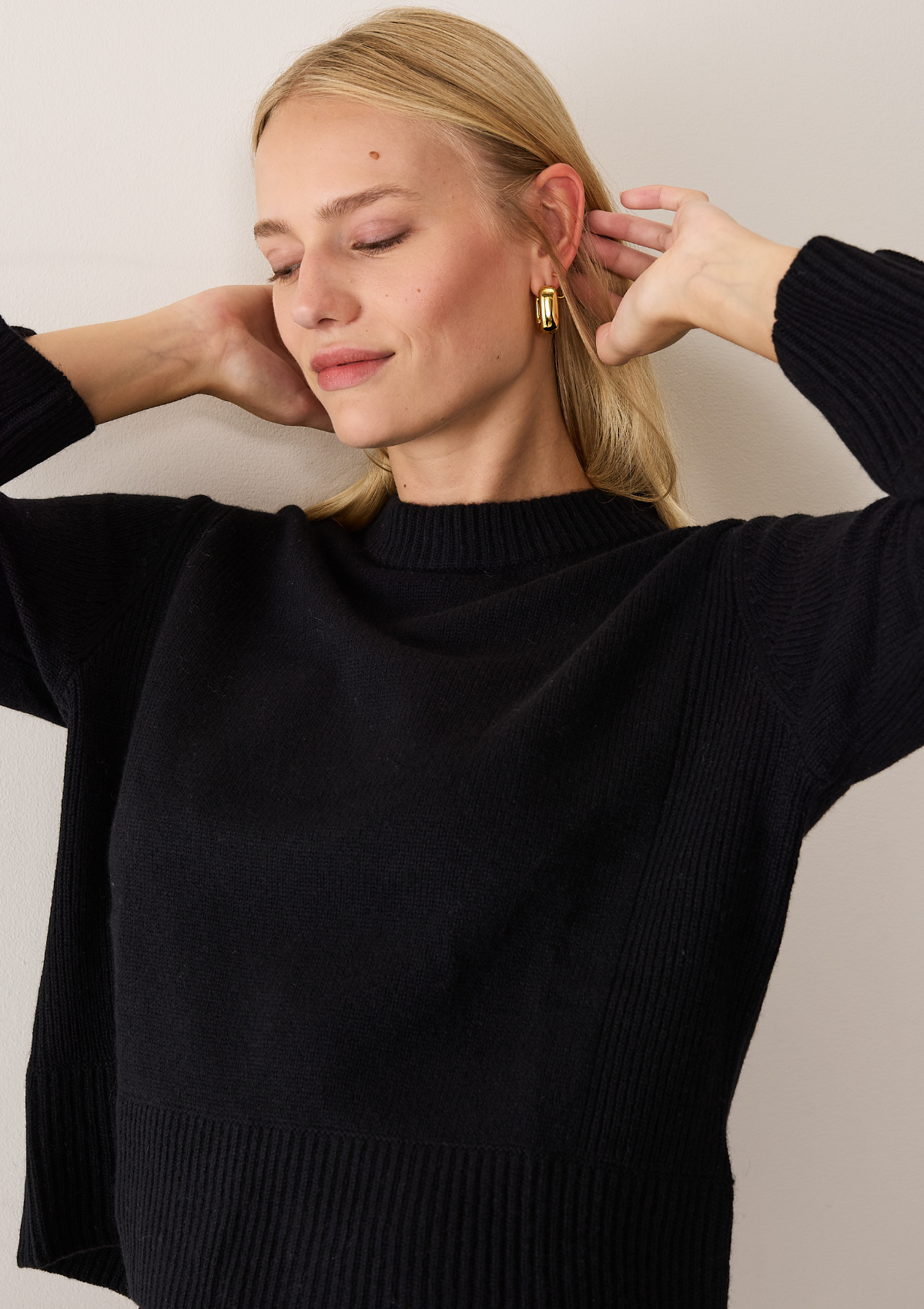 Cropped Cashmere Sweatshirt in Black