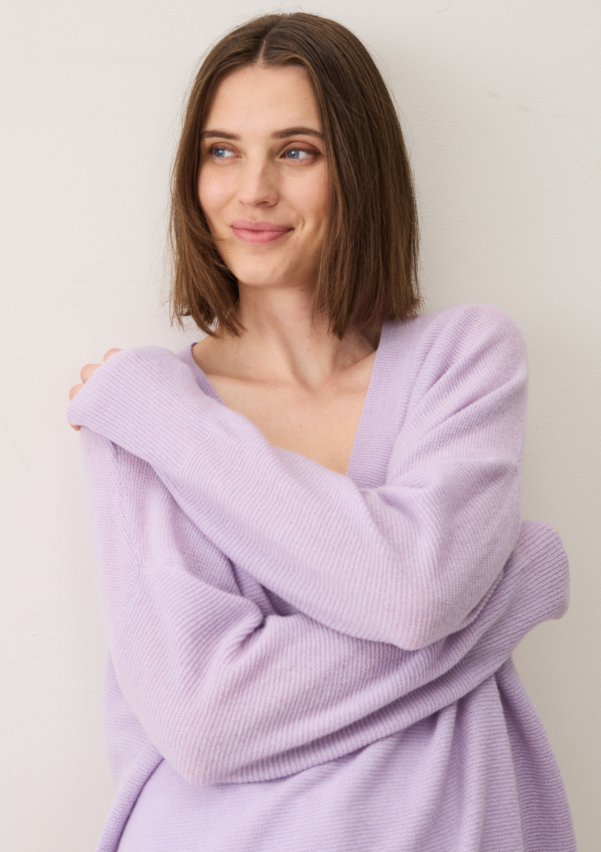 Relaxed Lofty V-Neck Sweater in Siberian Lilac