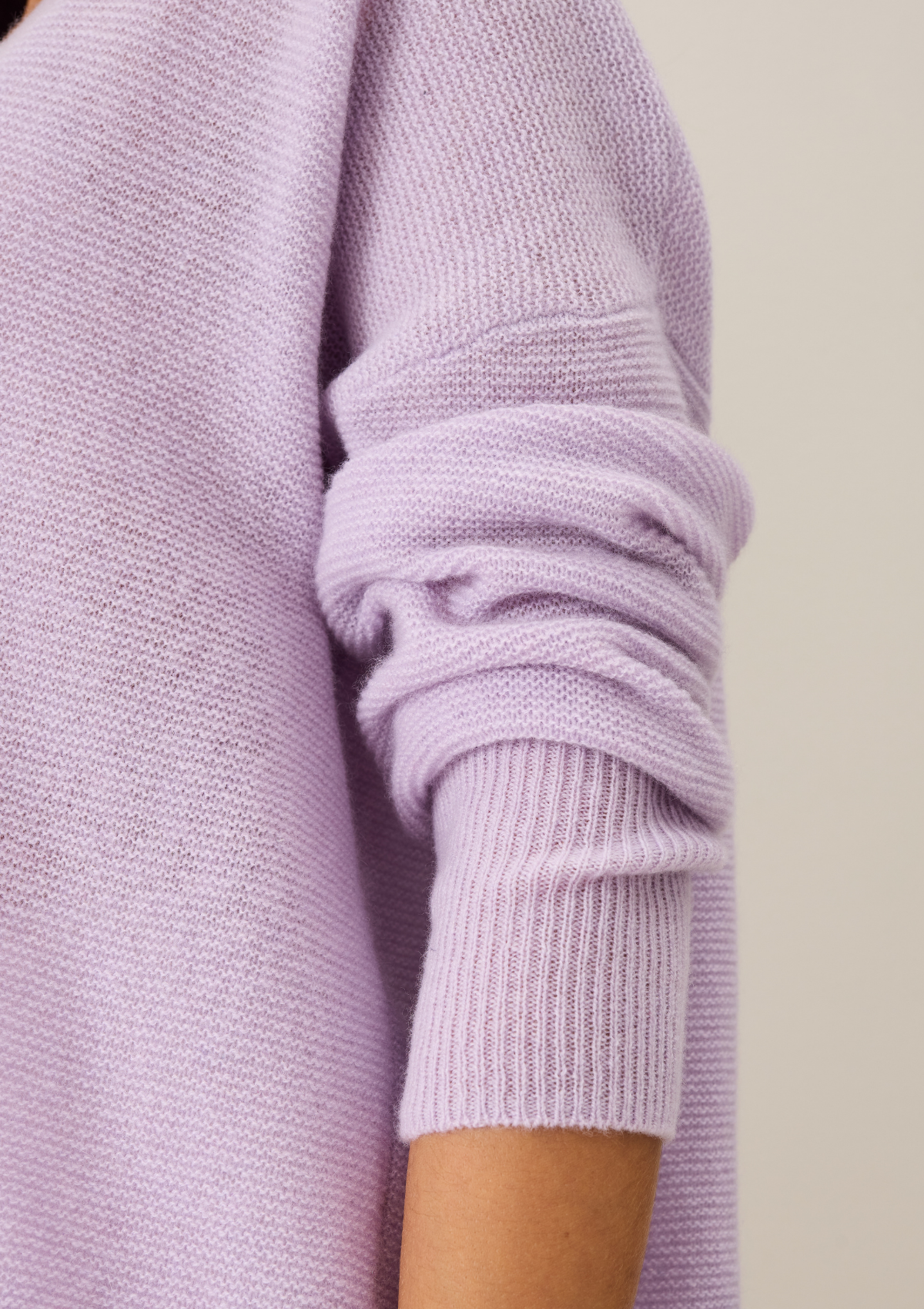 Relaxed Lofty V-Neck Sweater in Siberian Lilac