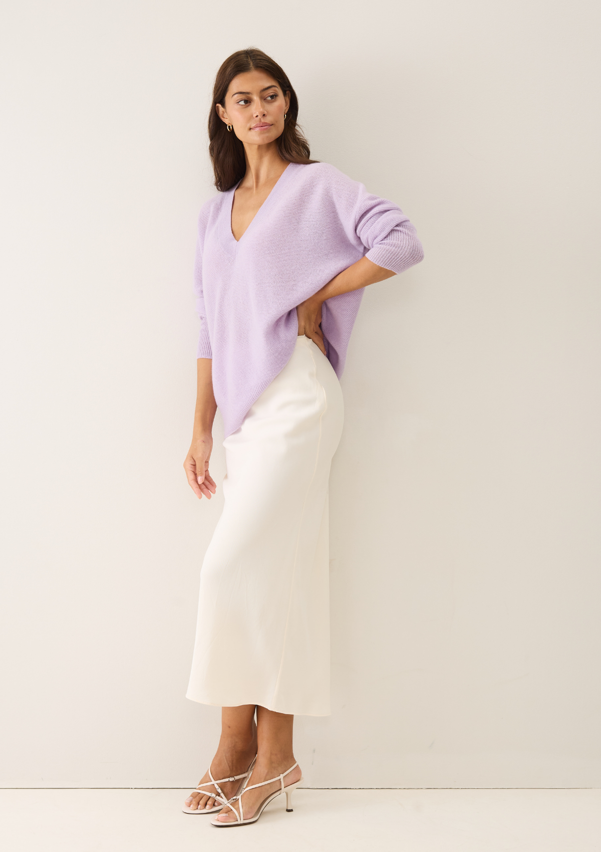 Relaxed Lofty V-Neck Sweater in Siberian Lilac