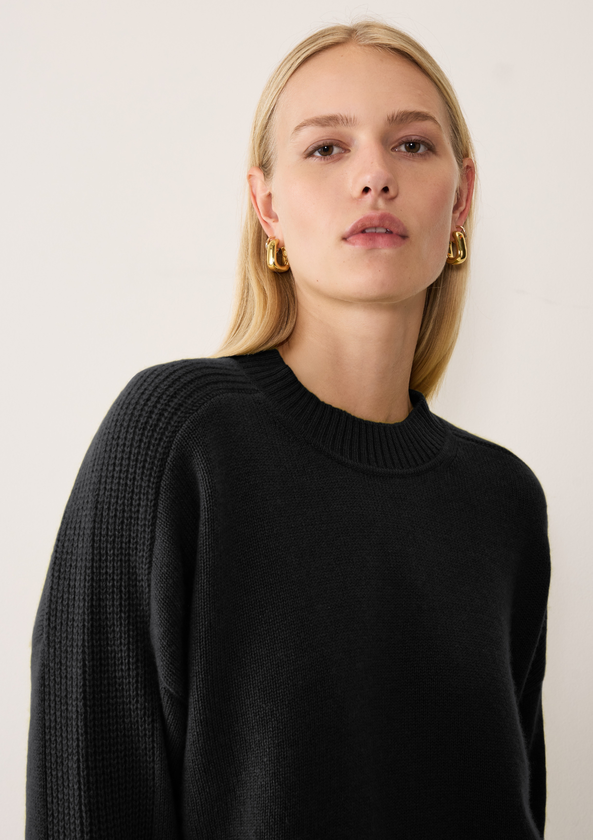 Ribbed Detail Lofty Crew Sweatshirt in Black