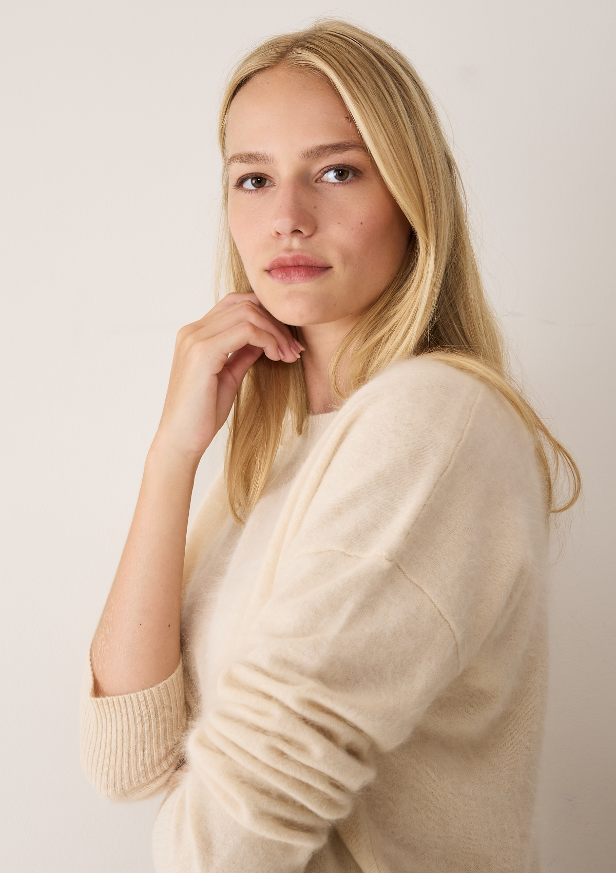 Brushed Cashmere Sweater in Porcelaine White