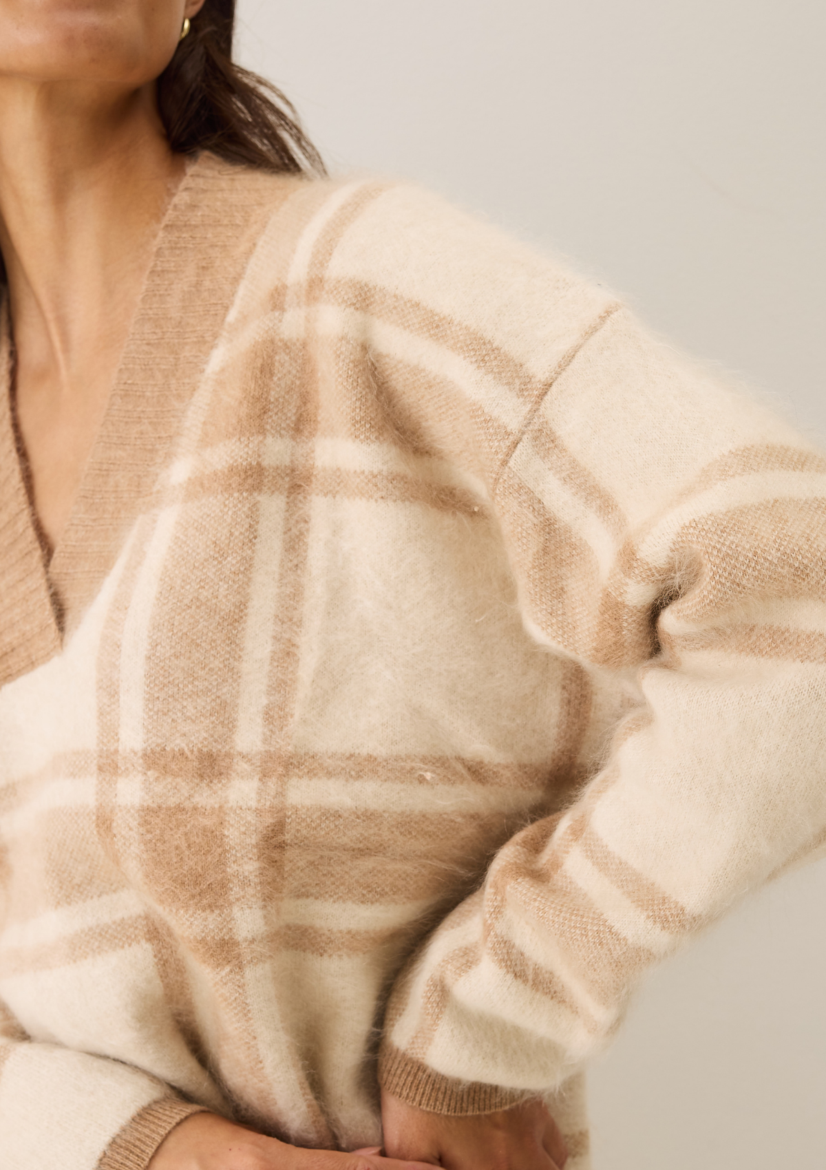 Brushed Checked Sweater in Porcelaine White & Woodcarving Brown
