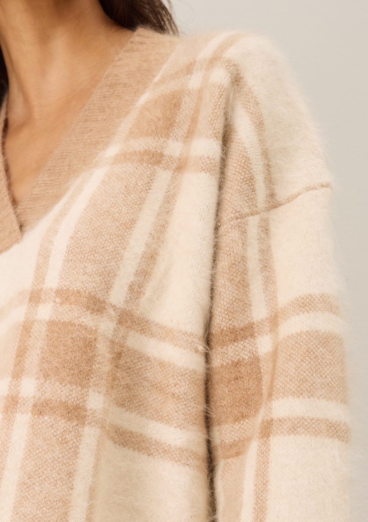 Brushed Checked Sweater in Porcelaine White & Woodcarving Brown