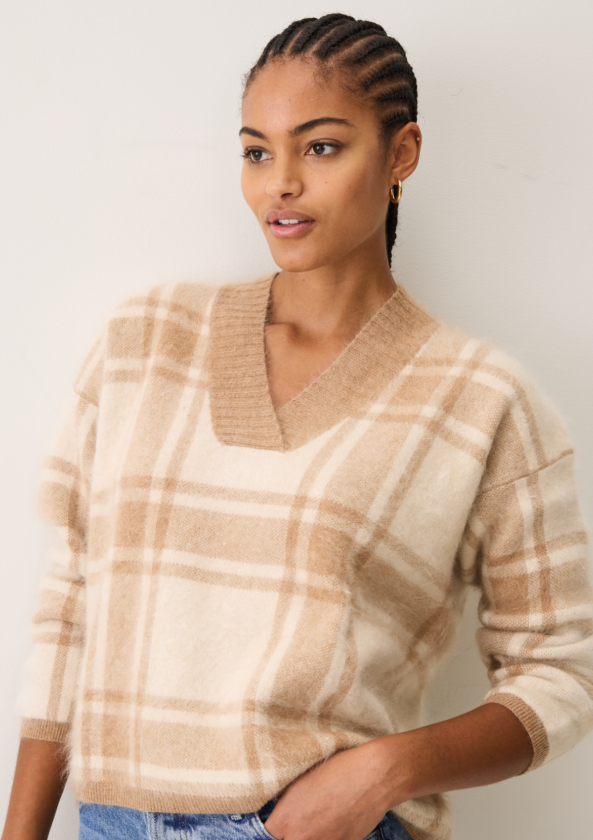 Brushed Checked Sweater in Porcelaine White & Woodcarving Brown