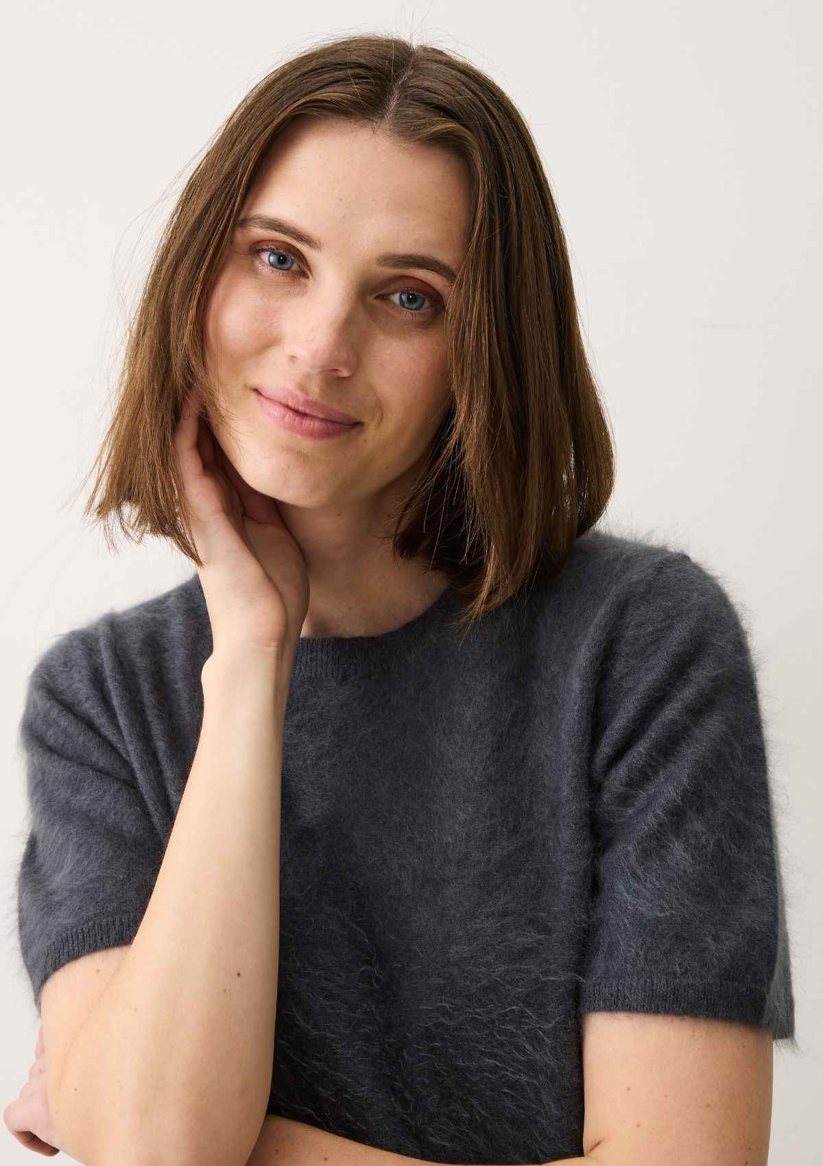 Short-Sleeved Brushed Cashmere Sweater with Jewelled Buttons in Universe Grey