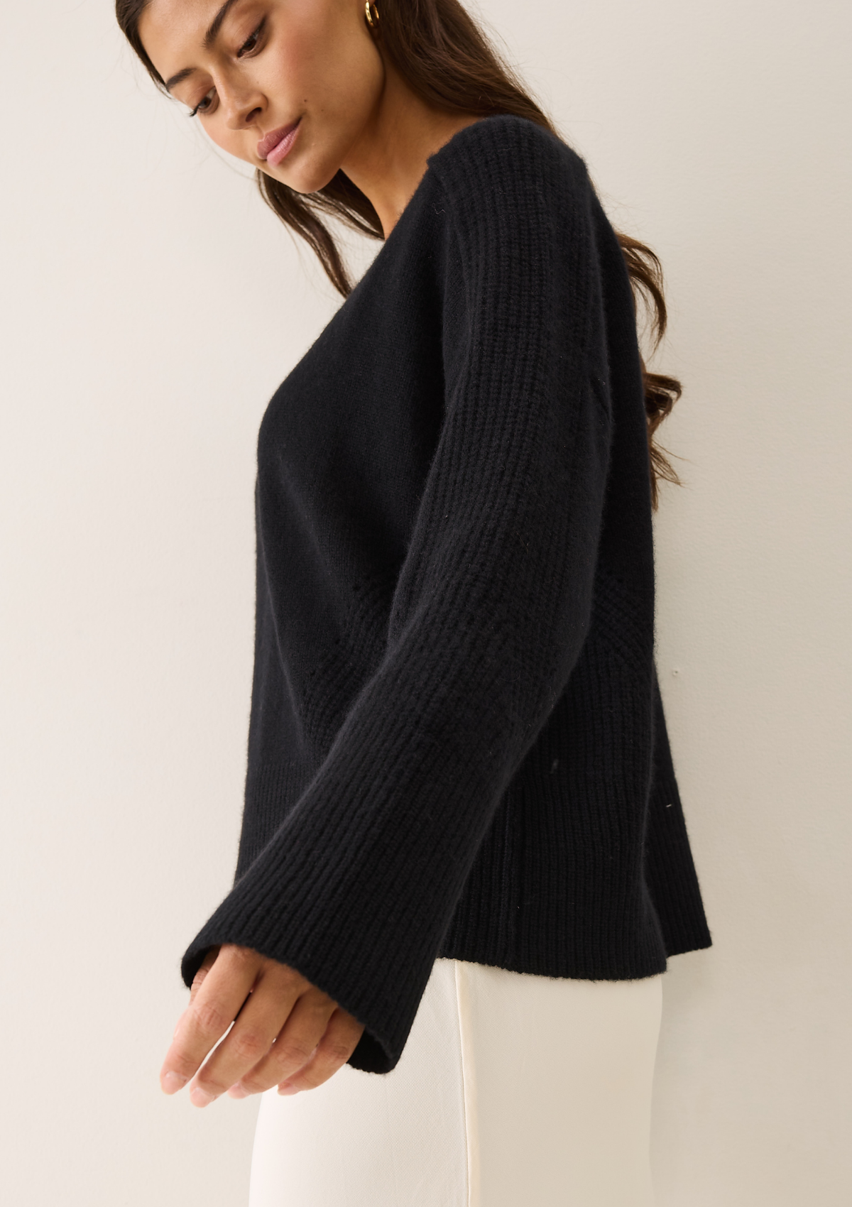 V-Neck Lofty Sweatshirt in Black