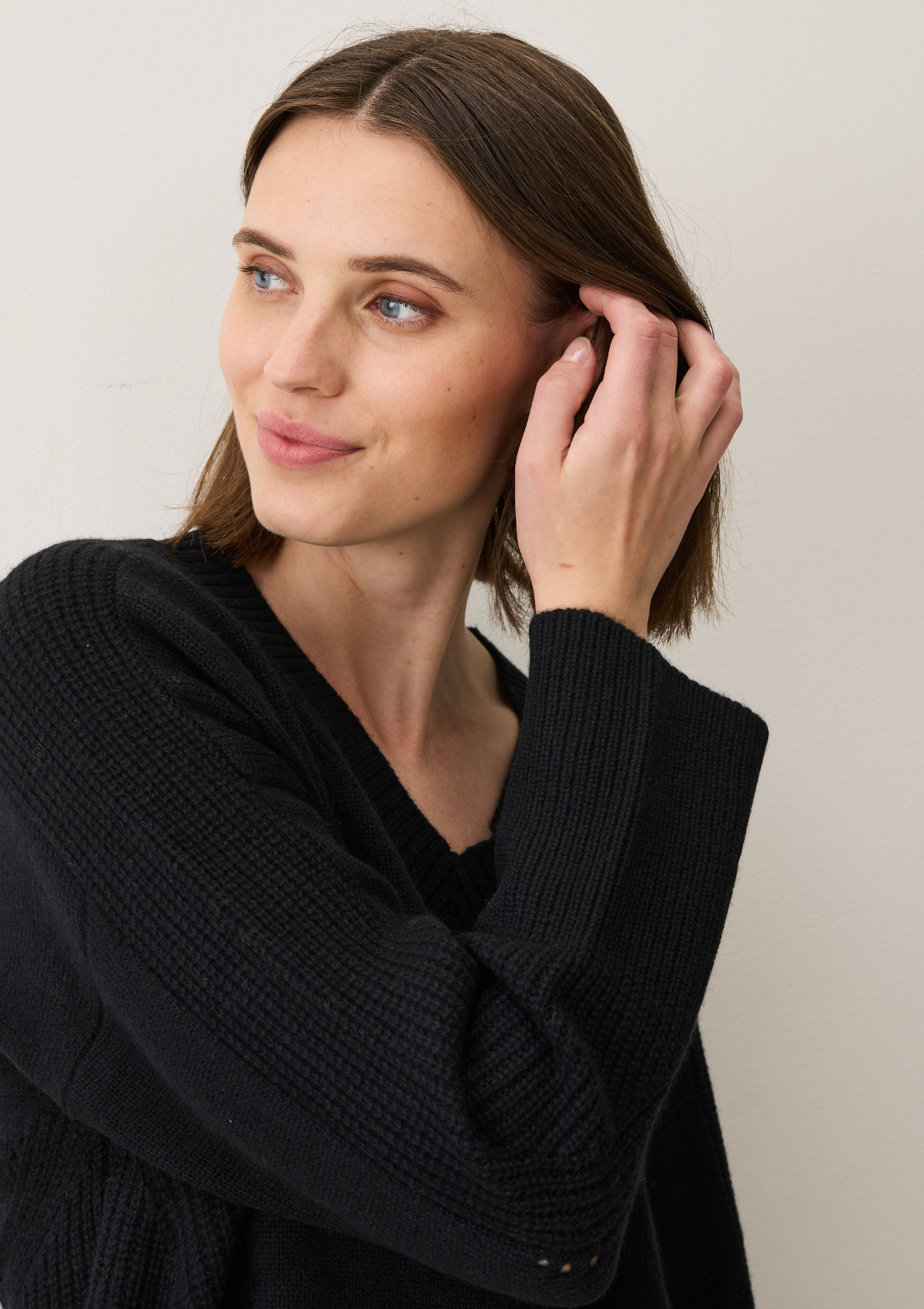 V-Neck Lofty Sweatshirt in Black
