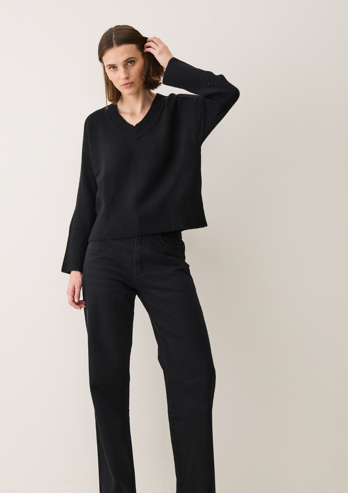 V-Neck Lofty Sweatshirt in Black