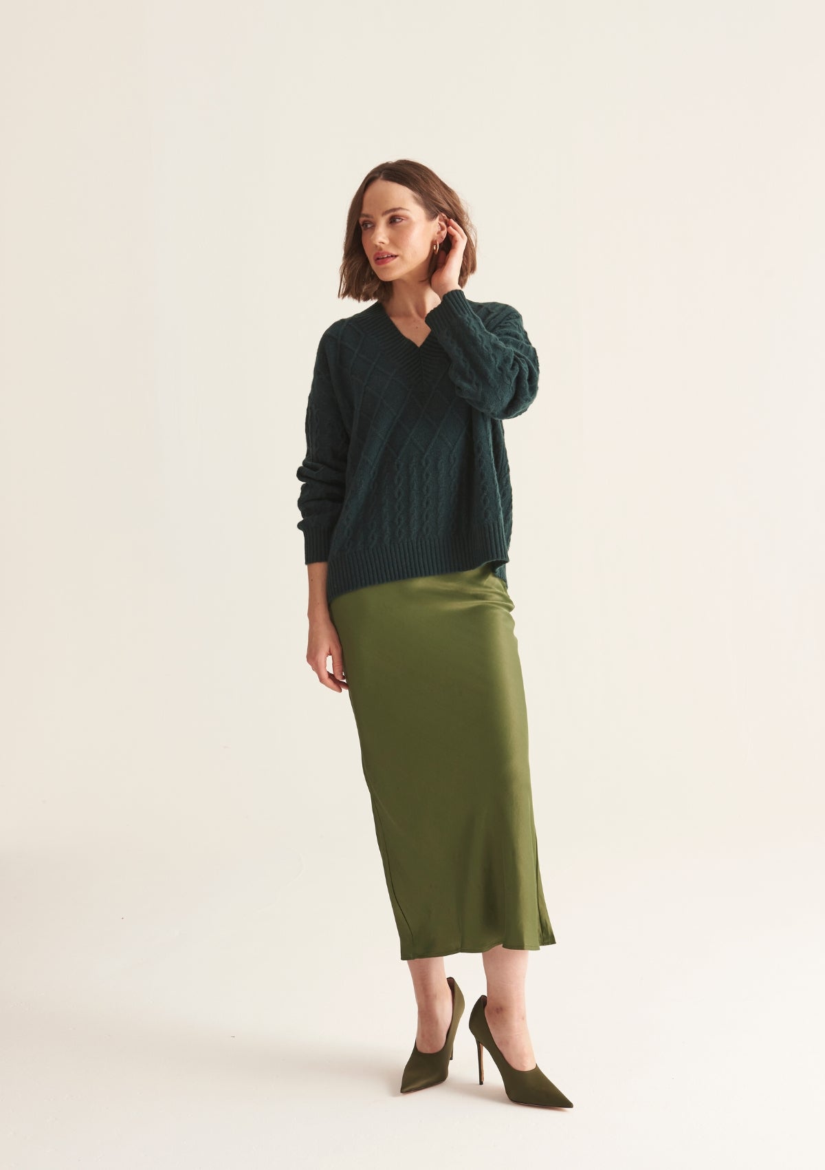 Ribbed Trim Cable Cashmere V Neck Sweater in Bottle Green