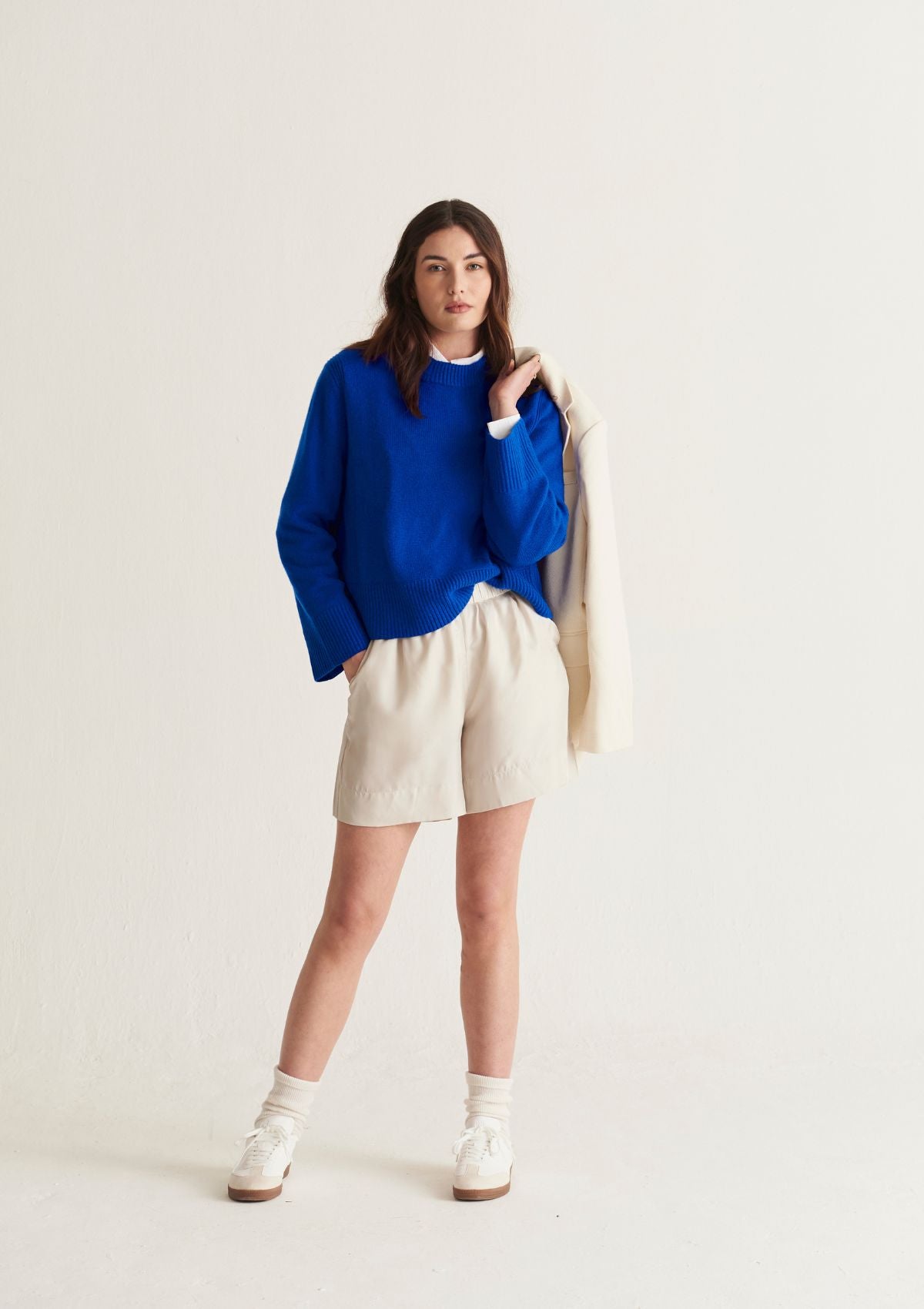 Cropped Cashmere Sweatshirt in Klein Blue