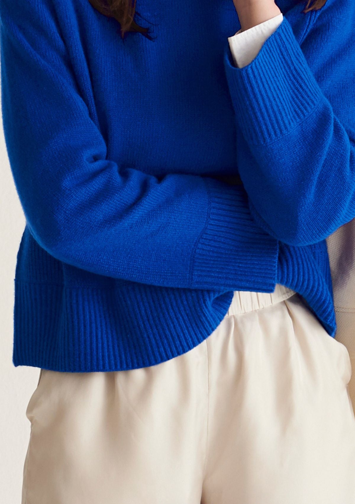 Cropped Cashmere Sweatshirt in Klein Blue