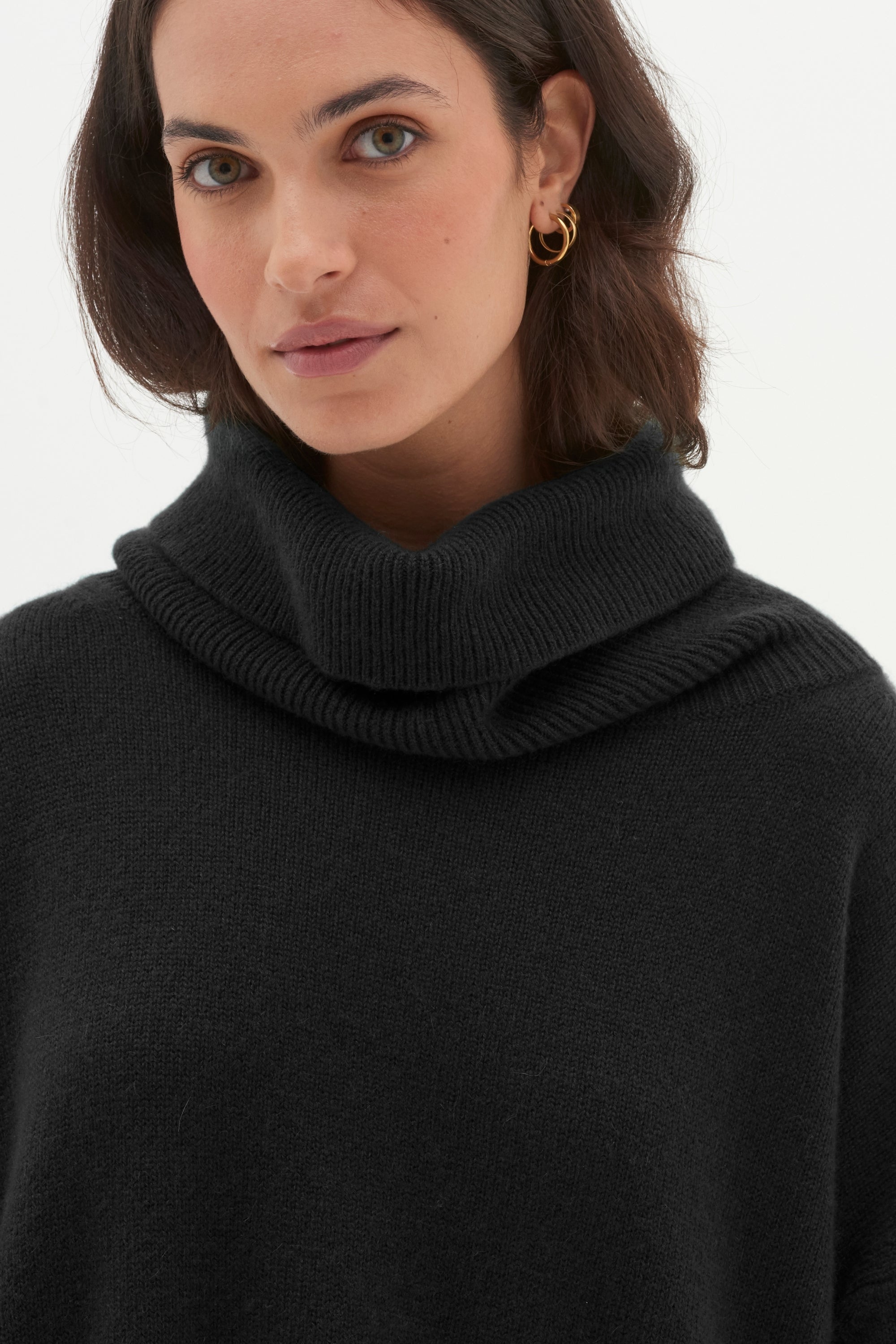 Chunky Cashmere Cowl Neck Sweater in Black