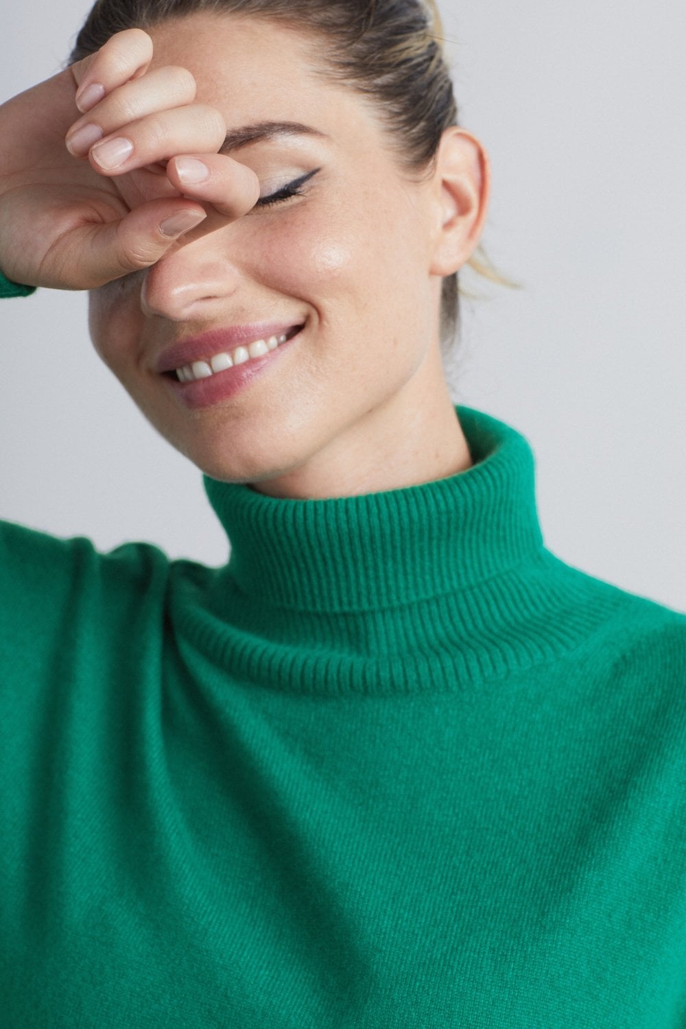 Relaxed Polo Neck Cashmere Sweater in Emerald